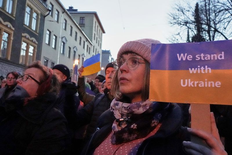Manifestantes participan en una protesta contra la invasión rusa de Ucrania, en Helsinki, Finlandia, el 1 de marzo de 2022. Imagen tomada el 1 de marzo de 2022. REUTERS/Essi Lehto