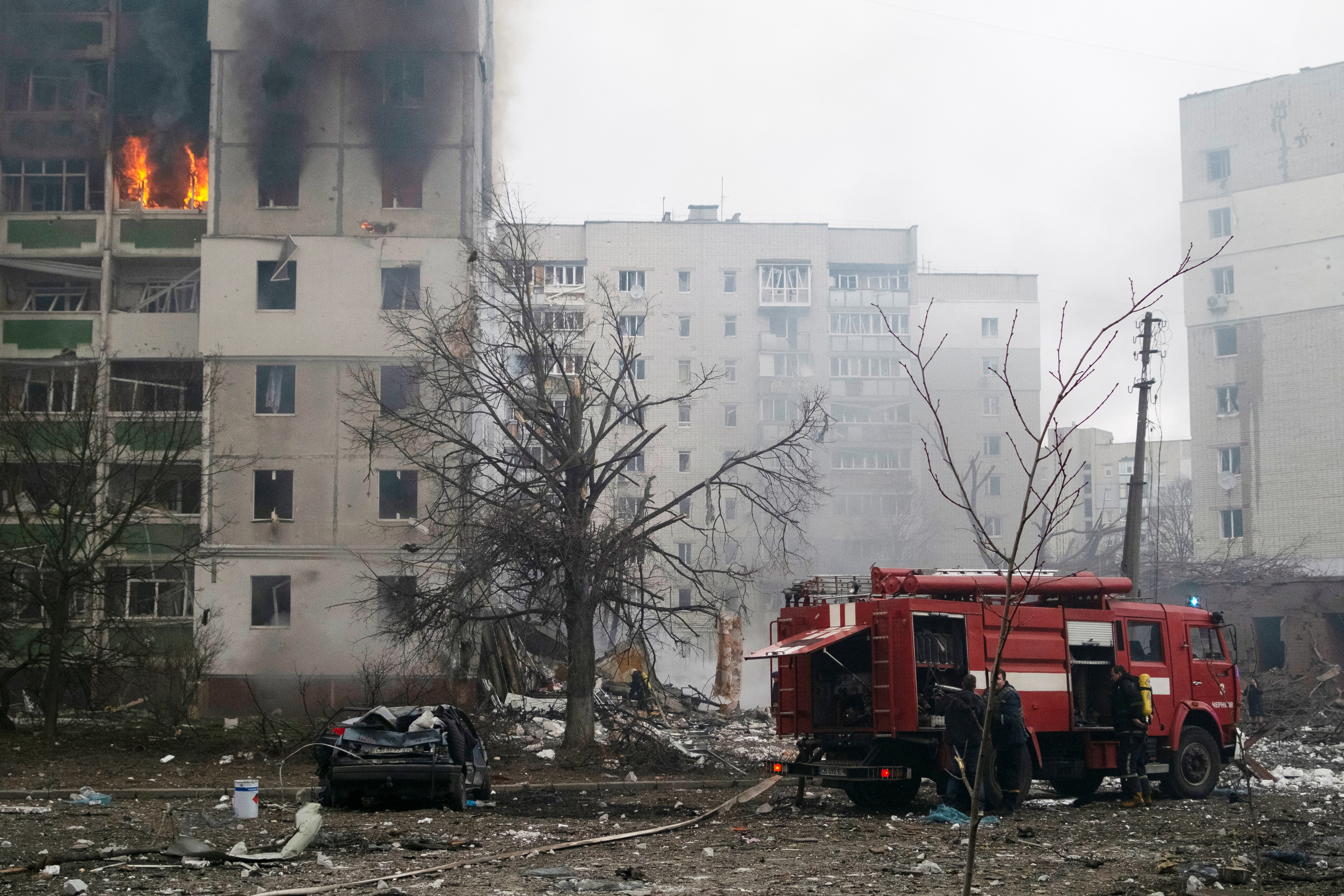 Los bomberos trabajan frente a un edificio residencial dañado por los recientes bombardeos, mientras continúa la invasión rusa de Ucrania, en Chernihiv (REUTERS/Roman Zakrevskyi)