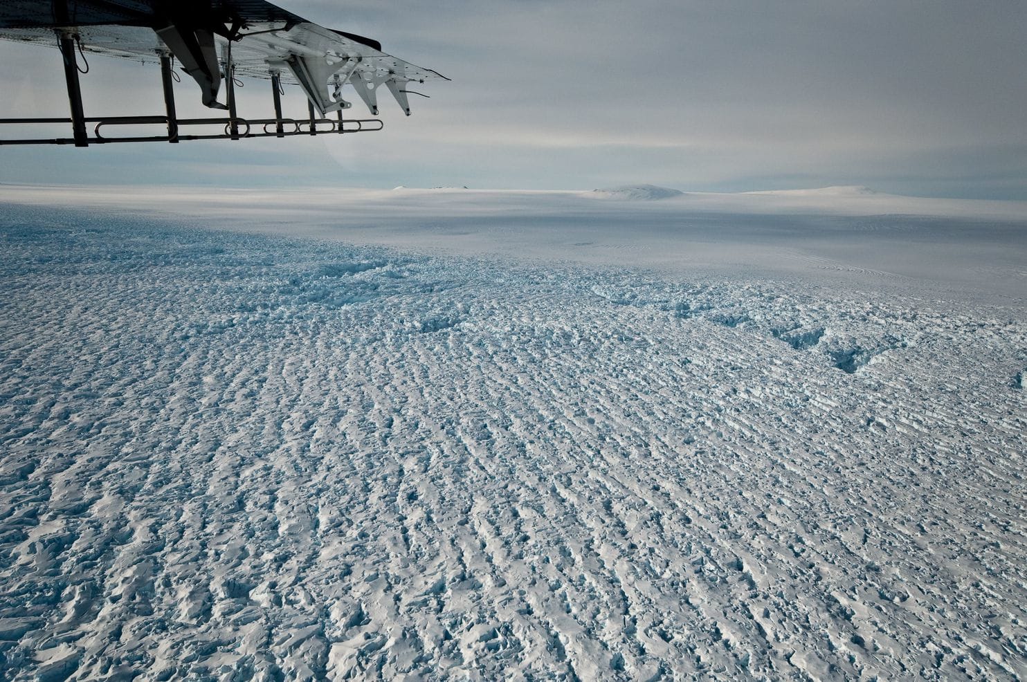 Vista del glaciar Pine Island, en la Antártida occidental. Es uno de los que drenan una gran parte del sector del mar de Amundsen y llegan profundamente al corazón del WAIS