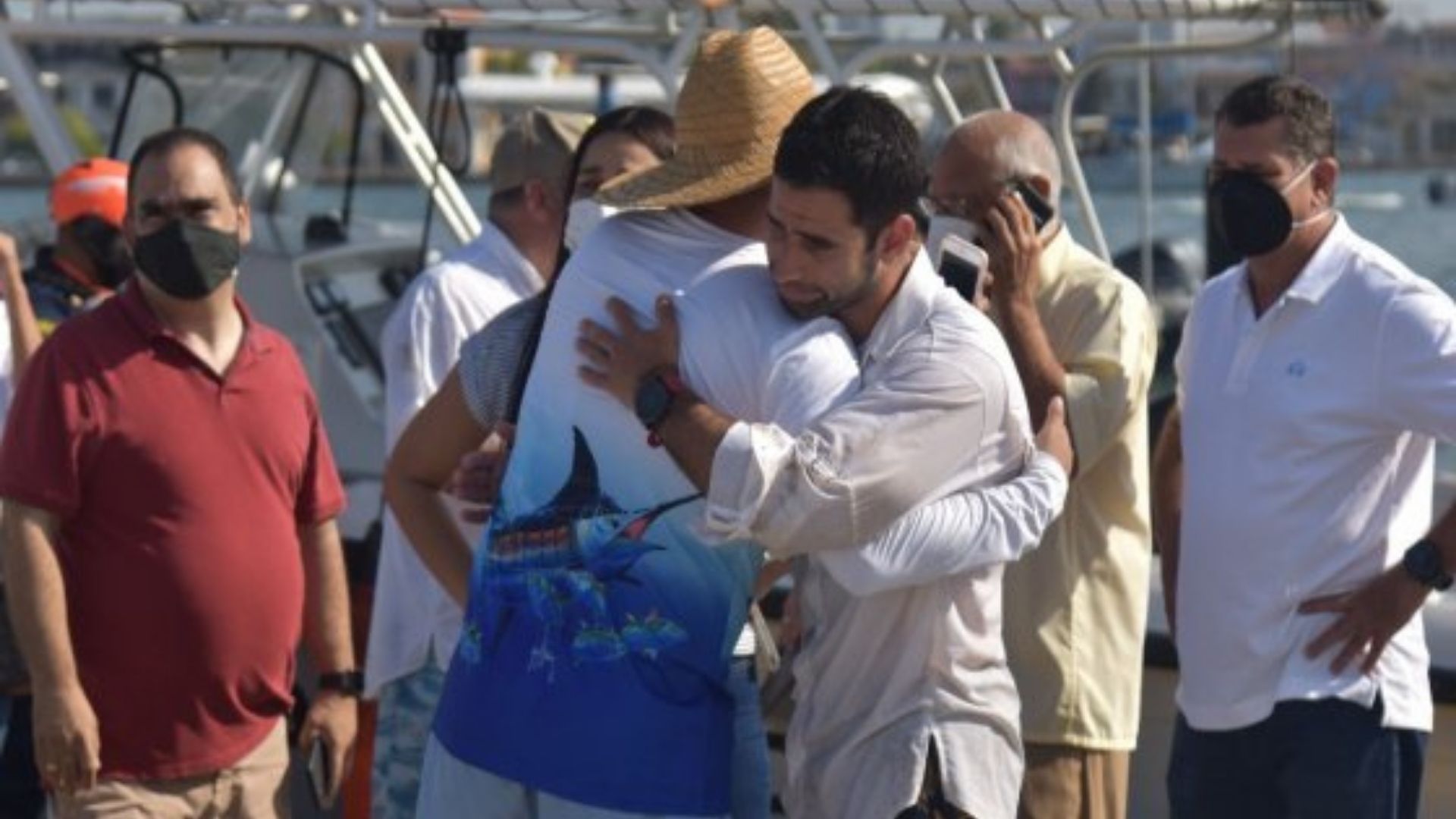 Armada de Colombia rescata cuatro personas que se encontraban a la deriva en las Islas del Rosario.