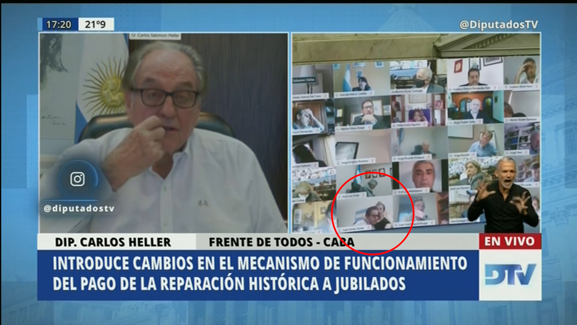 Captura de pantalla de la sesión en la que Juan Ameri besó los pechos de quien era su pareja