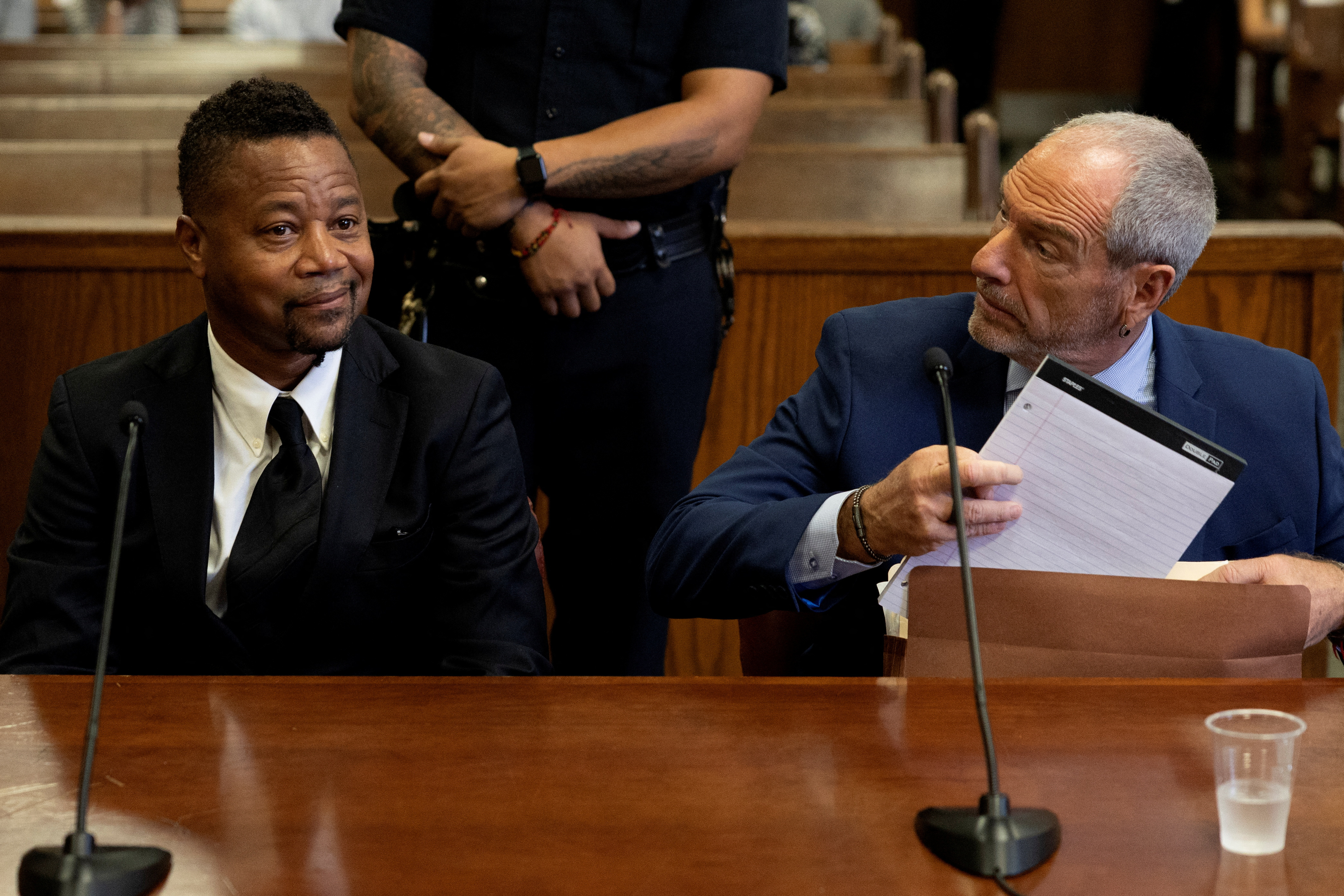El actor Cuba Gooding Jr. comparece con su abogado Frank Rothman en el Tribunal Penal de Nueva York para su audiencia de sentencia después de que se declarara culpable de un delito menor por tocar por la fuerza a una mujer en un club nocturno de Nueva York en 2018. REUTERS/Mike Segar