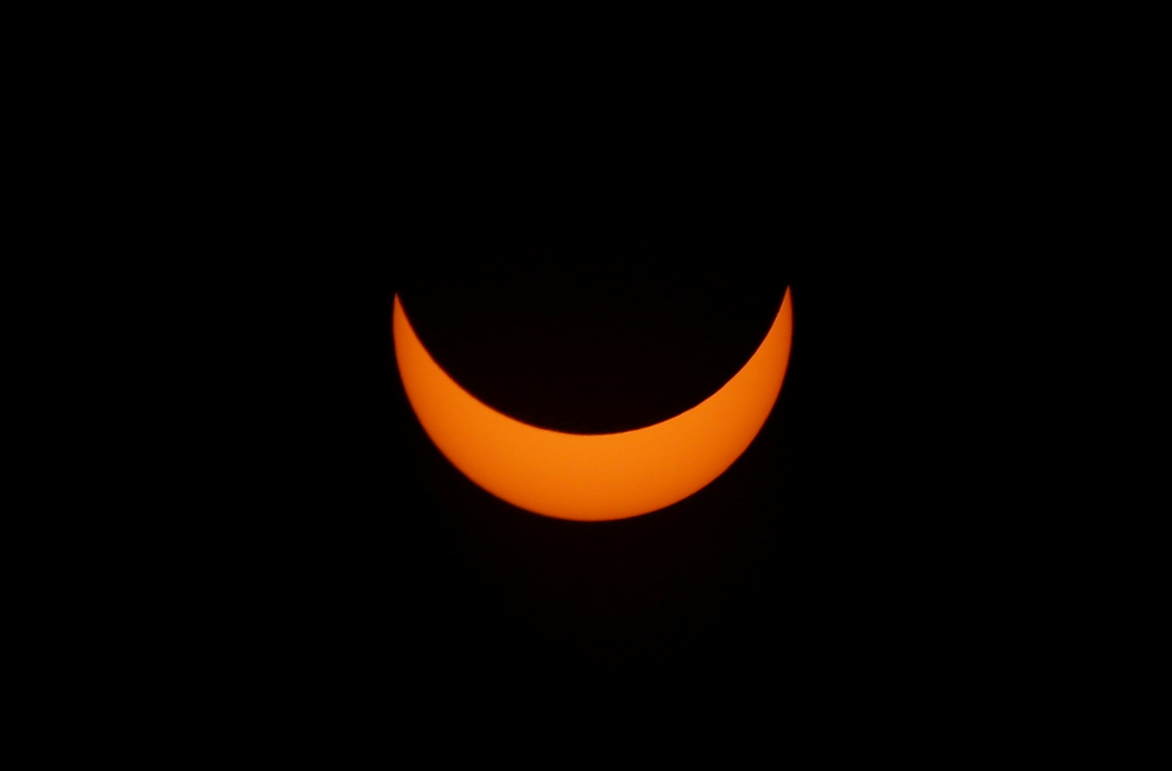 Eclipse parcial de Sol en una foto de archivo desde Buenos Aires ( REUTERS/Agustin Marcarian)