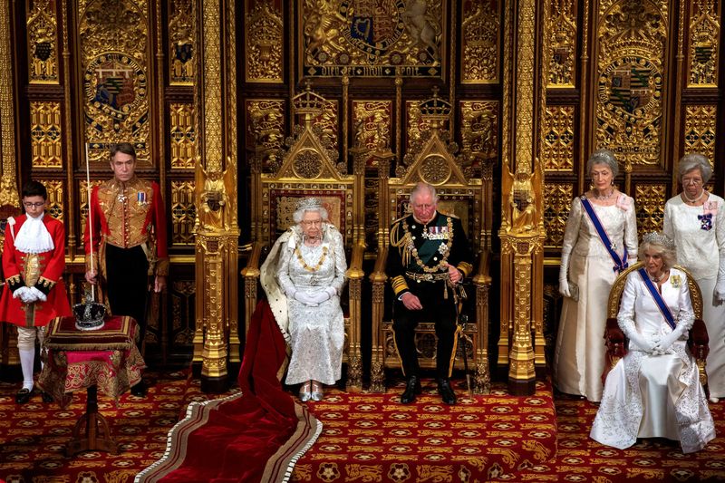FOTO DE ARCHIVO: La reina Isabel, Carlos, el príncipe de Gales y Camila, duquesa de Cornualles durante la apertura estatal del parlamento en  2019 (Victoria Jones/REUTERS)