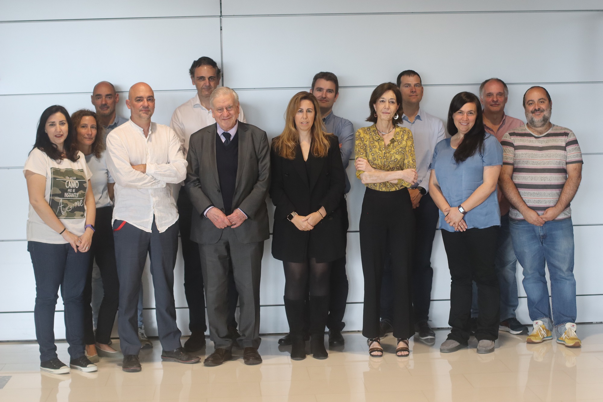 El cardiólogo español Valentín Fuster (a la izquierda de traje y corbata) junto al equipo del Centro Nacional de Investigaciones Cardiovasculares Carlos III (CNIC) que realizó la investigación (foto: CNIC)