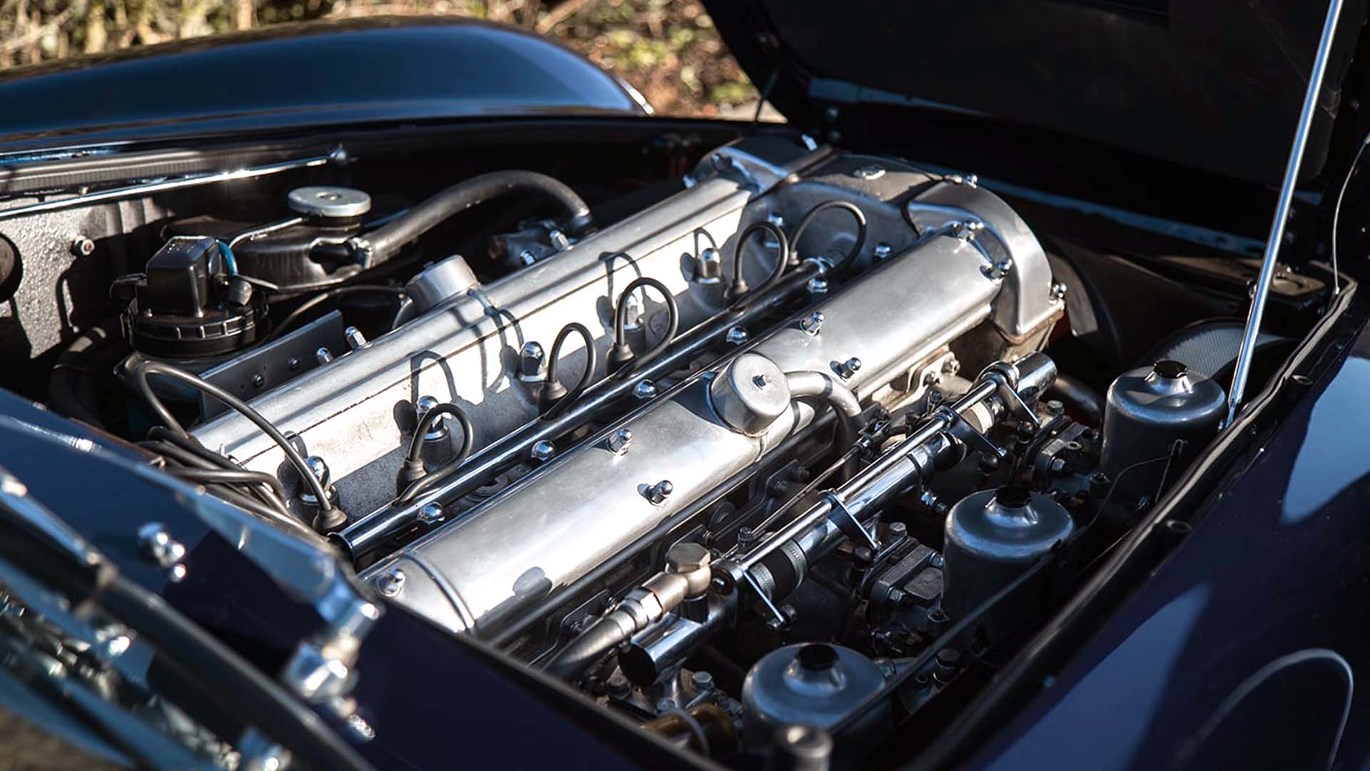 El motor del Aston Martin es un 6 en línea de 4 litros y 285 CV de potencia. Ahora, mantiene las prestaciones aunque es alimentado por bioetanol 85% producido por vino y suero de leche