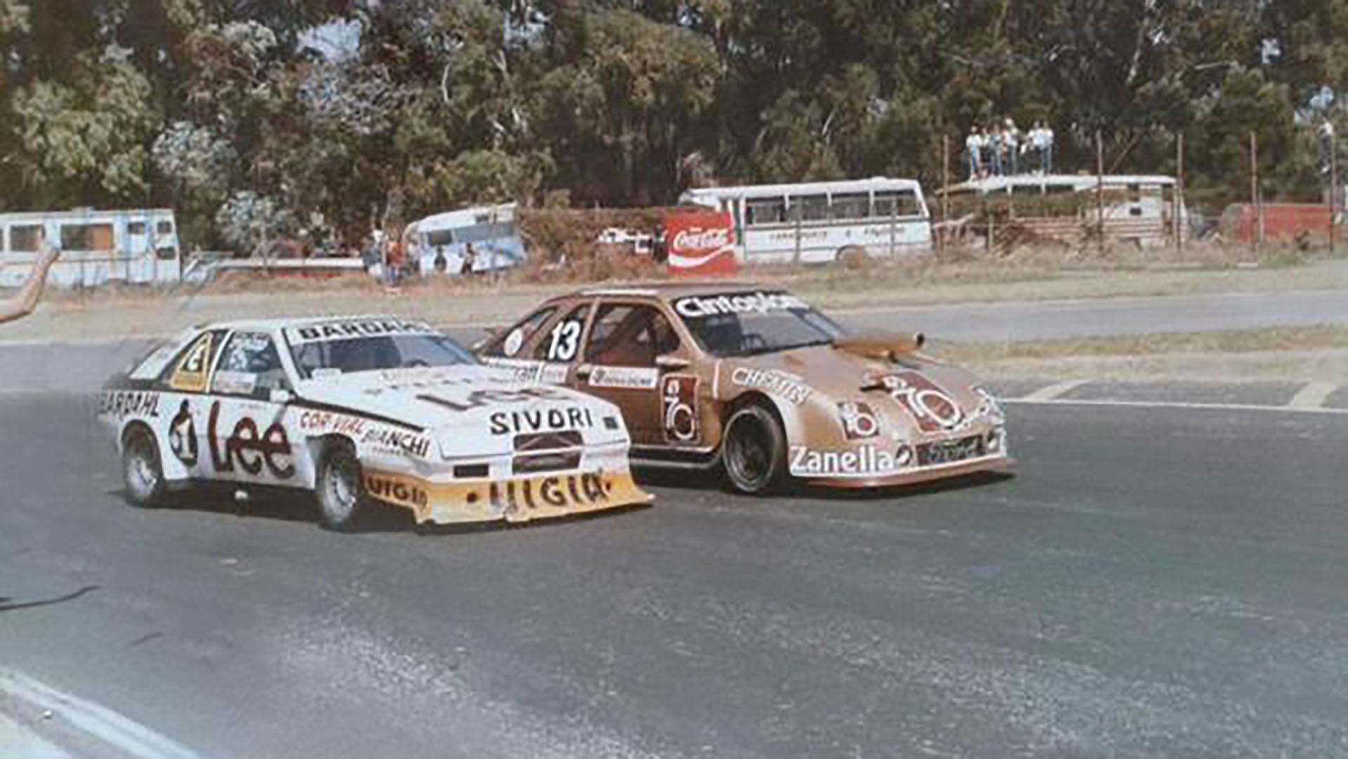 Traverso (izquierda), con una cupé Renault Fuego, y Di Palma (derecha), con una Ford Sierra XR4, en la Horquilla del Autódromo de Buenos Aires en una carrera de TC 2000 en 1987 (Gentileza Sergio Marchesin)