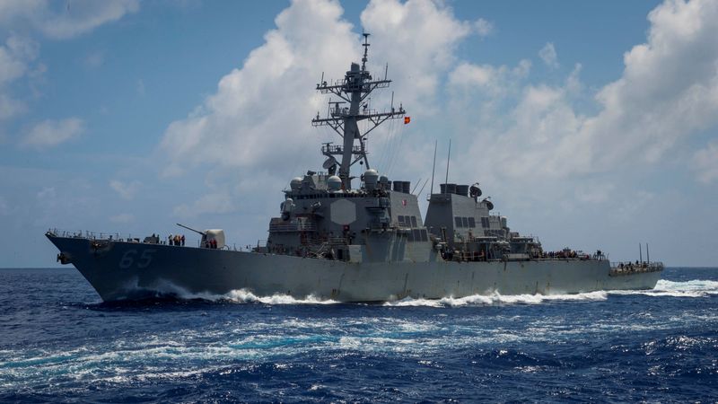 El destructor con misiles guiados de clase Arleigh Burke USS Benfold, desplegado de avanzada en la Séptima Flota de Estados Unidos en la región del Indo-Pacífico