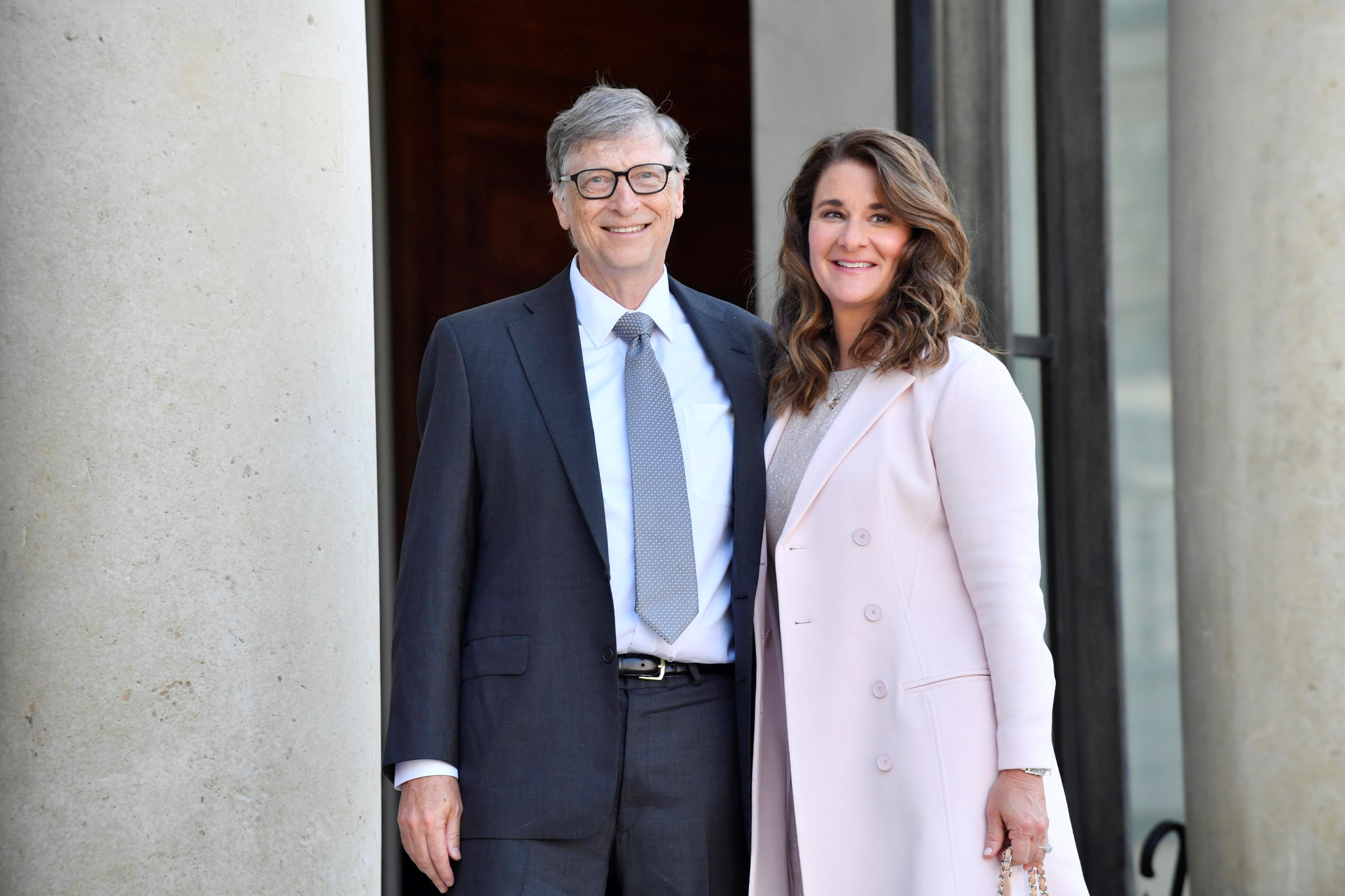 Fotografía tomada en abril de 2017 en la que puede verse al fundador de Microsoft, Bill Gates junto a su ex esposa, Melinda French, en París (EFE)
