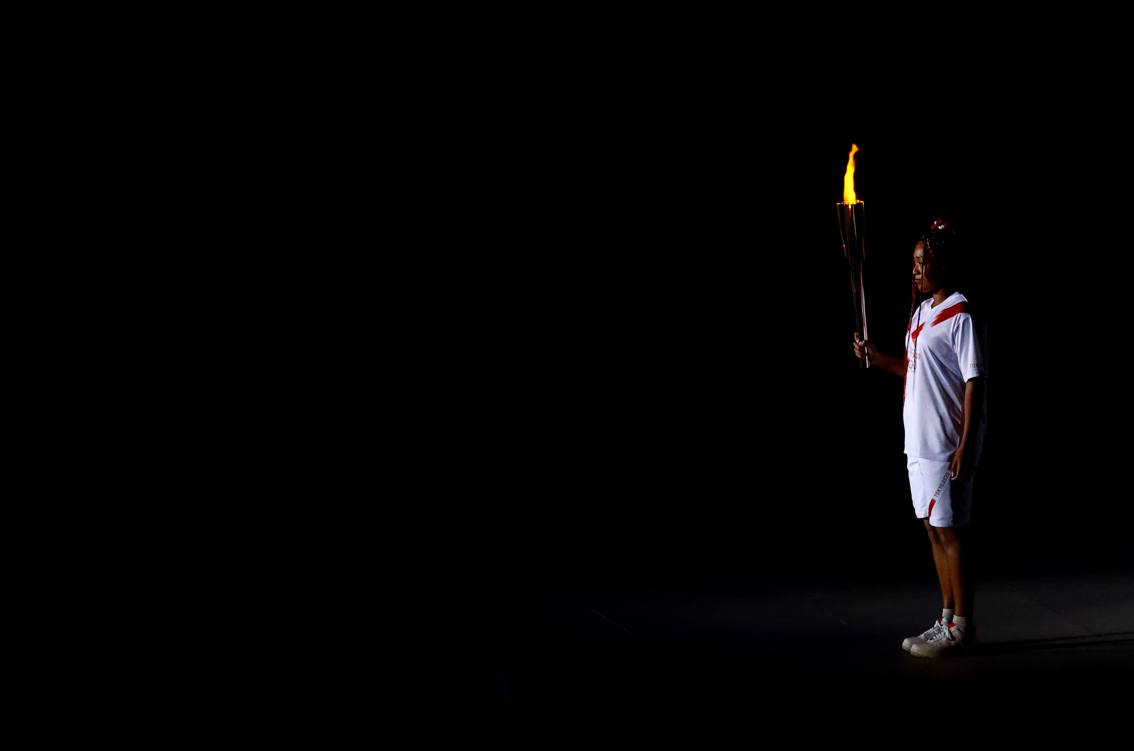 Naomi Osaka porta la antorcha Olímpica en la ceremonia de apertura de Tokio 2020. REUTERS/Leah Millis