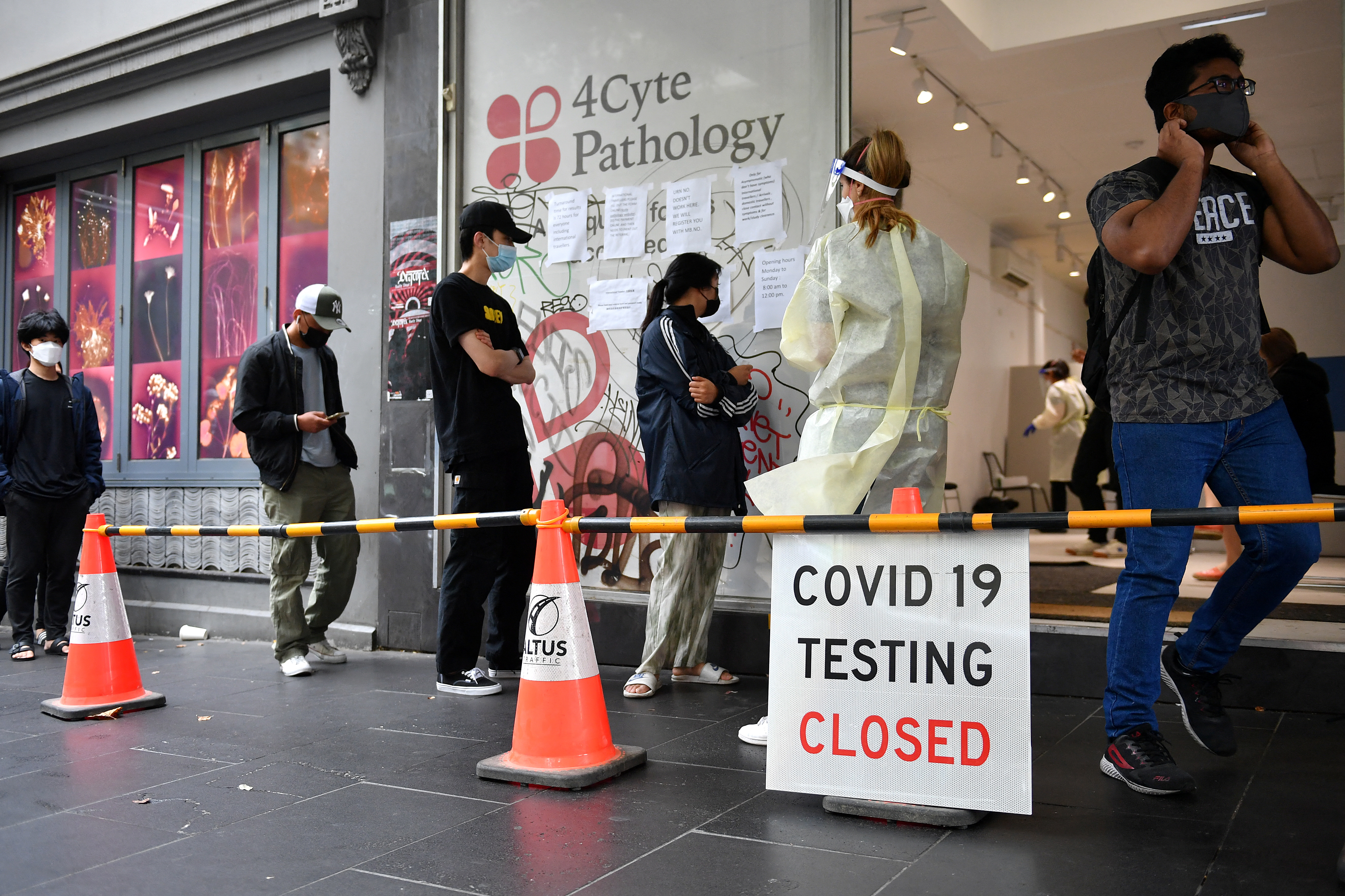 La gente hace cola en un centro de pruebas de la enfermedad del coronavirus (COVID-19) sin cita previa en Melbourne, Australia, el 5 de enero de 2022. AAP Image/Joel Carrett vía REUTERS