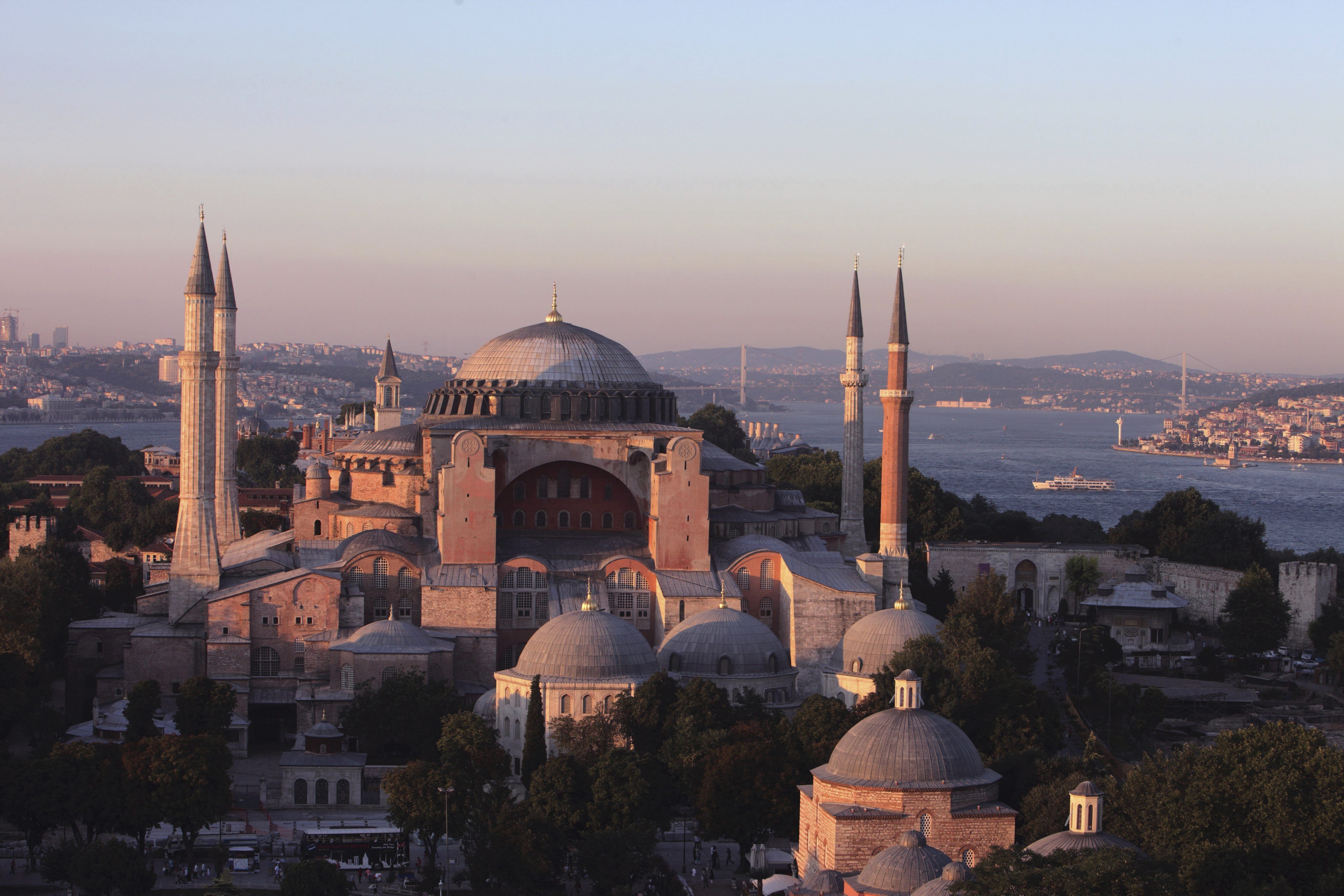 La luz del atardecer baña la basílica de Santa Sofía en Estambul, Turquía. EFE/Tolga Bozoglu/Archivo
