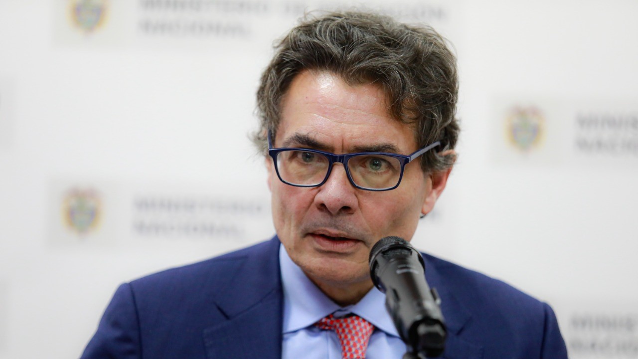 Alejandro Gaviria respondió al ministro de Salud: “Es inexacto decir que 700 municipios de Colombia no tienen hospital”