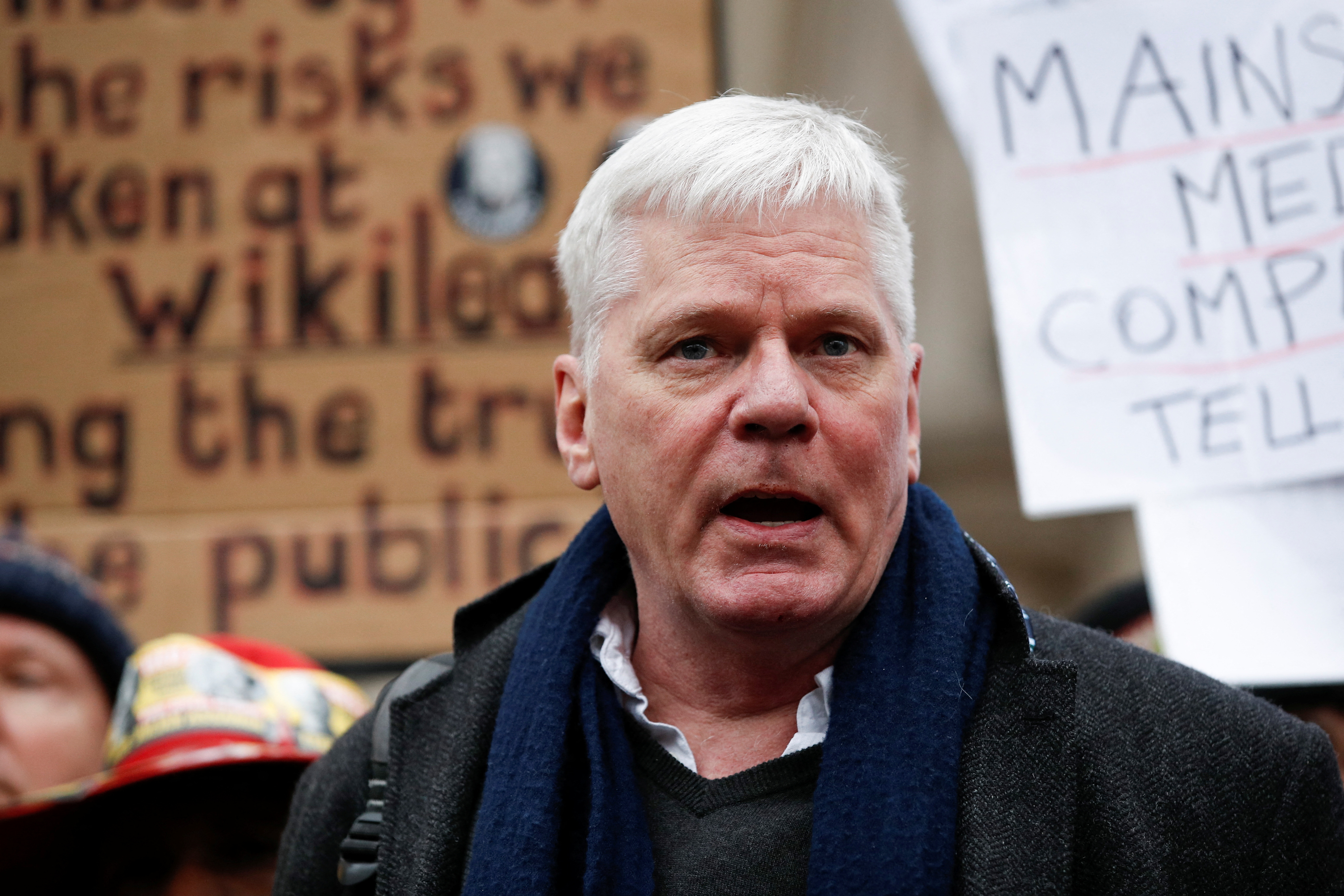 El editor en jefe de WikiLeaks, Kristinn Hrafnsson, habla mientras los partidarios del fundador de WikiLeaks, Julian Assange, protestan frente a los Tribunales Reales de Justicia en Londres, Gran Bretaña, el 24 de enero de 2022. REUTERS/Peter Nicholls