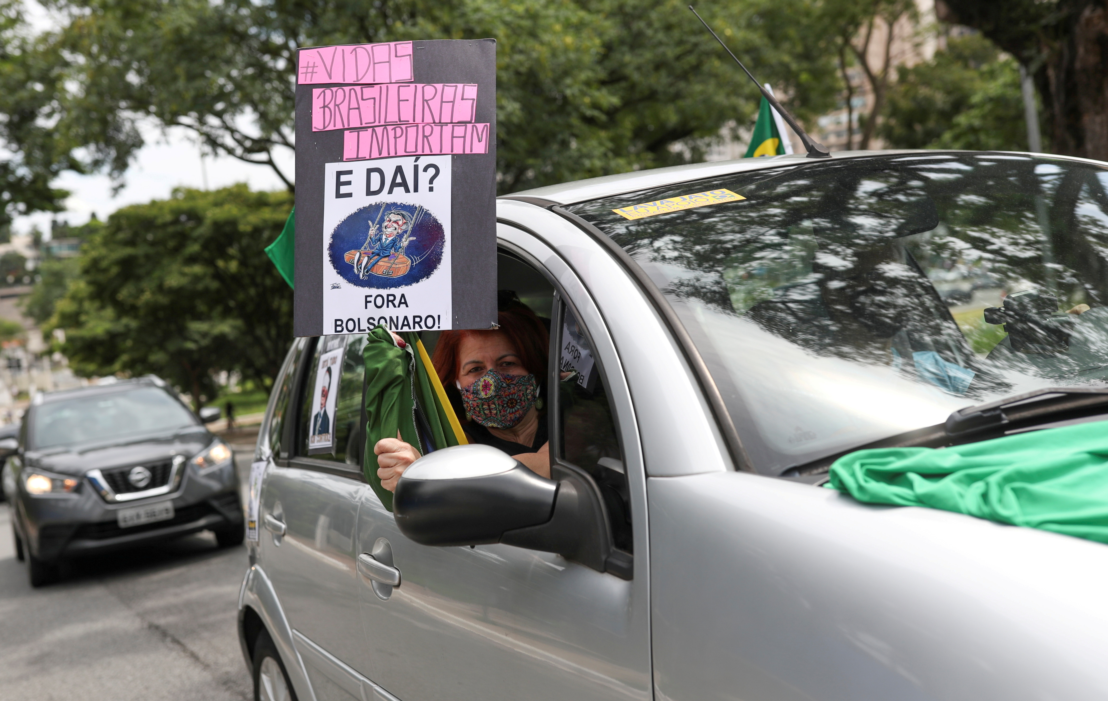 Caravana de manifestantes en San Pablo contra el manejo de la pandemia por parte del presidente Jair Bolsonaro. REUTERS/Amanda Perobelli.