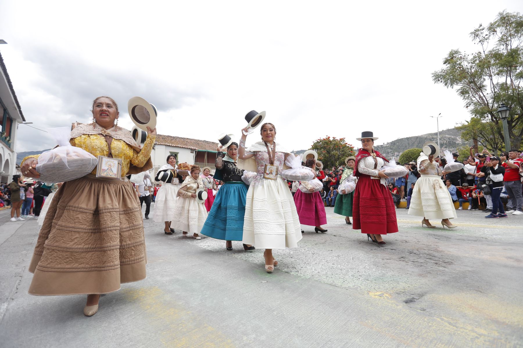 Holy Week in Ayacucho: This is how the traditional Pascua Toro festival was lived, which brought together hundreds of people in the main tourist centers of the city.  (Andean)