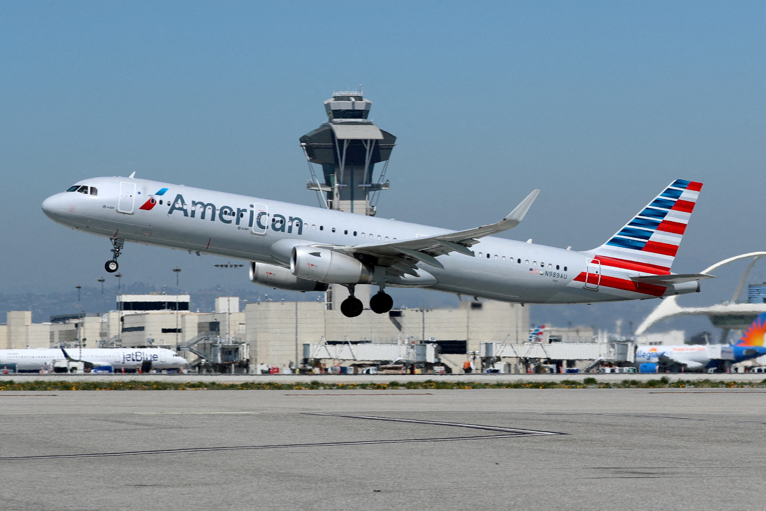 American Airlines pasará de contar con 2 a 3 vuelos diarios entre Buenos Aires y Miami durante el verano. (REUTERS/Mike Blake/File Photo)
