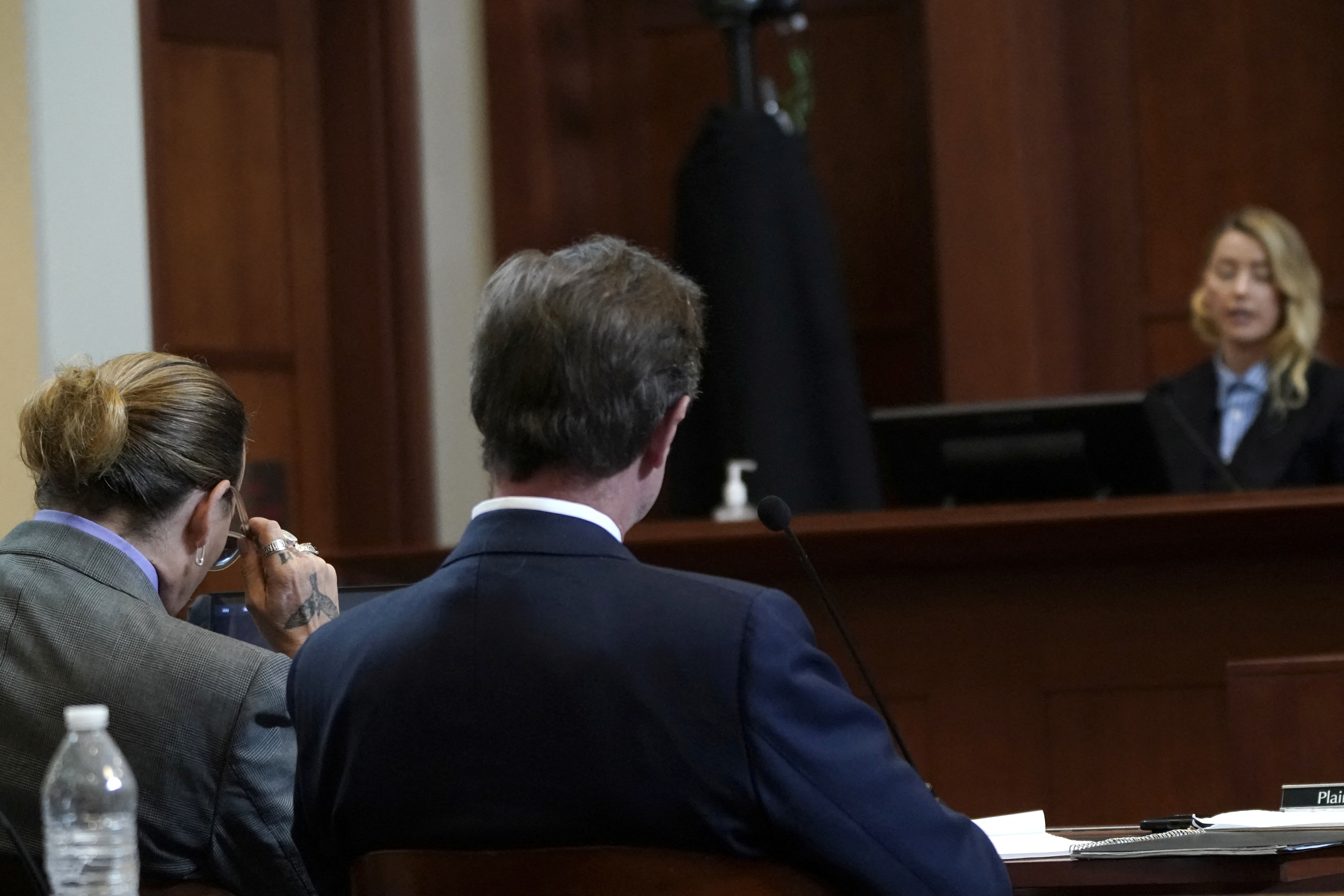 Johnny Depp y Amber Heard en el juicio por difamación (REUTERS/Elizabeth Frantz)