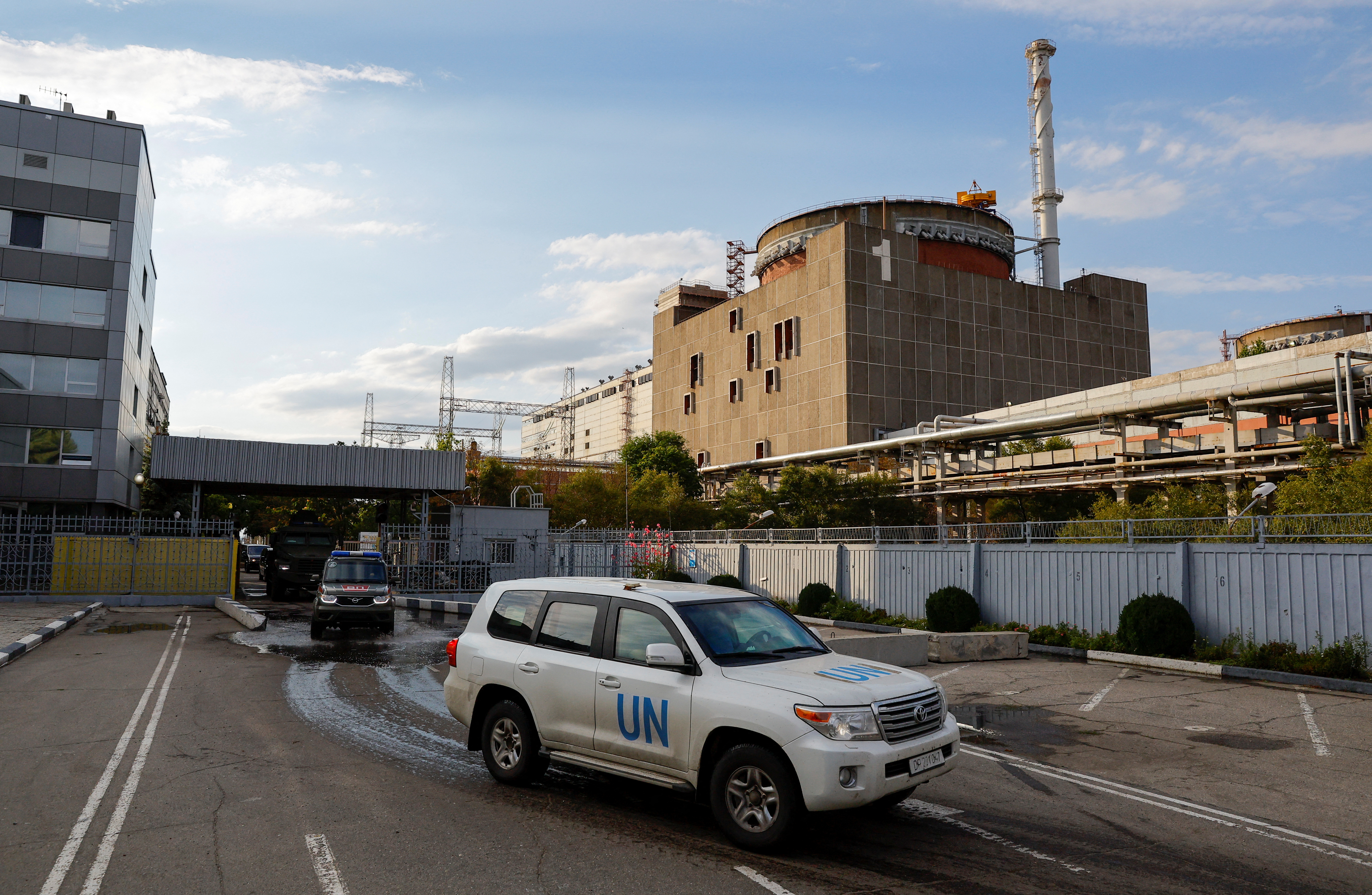 Vehículos militares rusos escoltan una caravana que transporta la misión de expertos de la Agencia Internacional de Energía Atómica (OIEA) mientras salen de la planta de energía nuclear de Zaporizhzhia (REUTERS/Alexander Ermochenko)