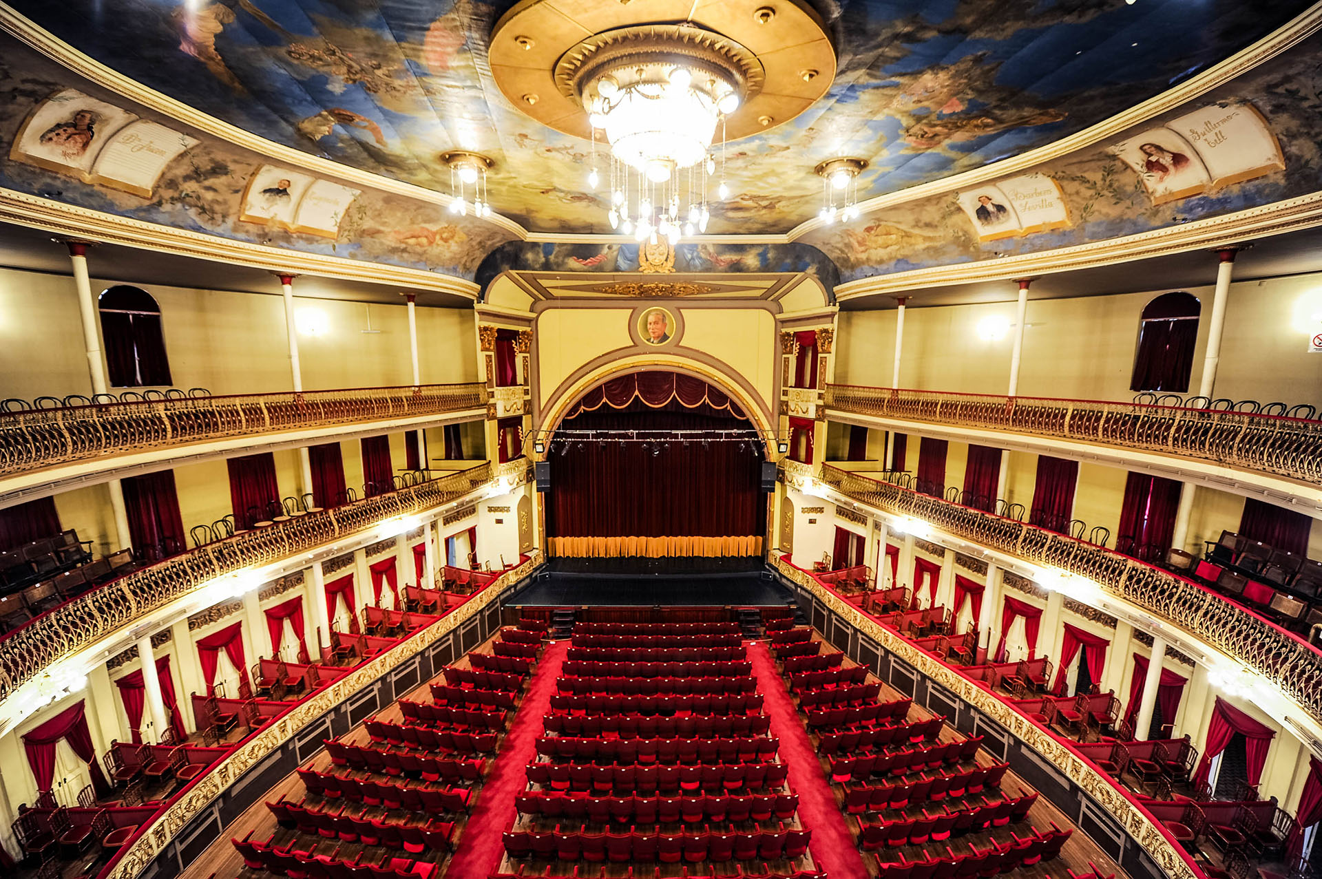 Teatro Coliseo Podest&aacute;, 140 a&ntilde;os y un premio hist&oacute;rico: la distinci&oacute;n de Teatro del Mundo, la temporada 2025 y una pista &uacute;nica bajo la platea