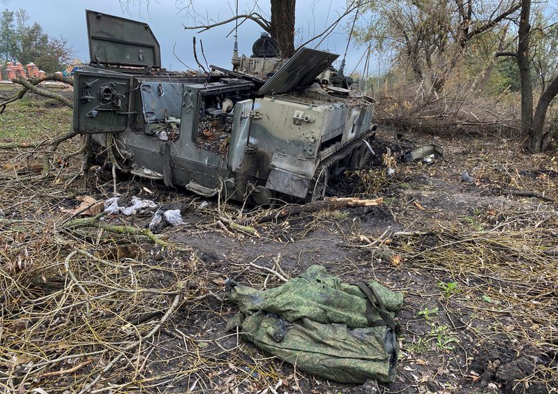 Un uniforme militar cerca de un vehículo militar en la ciudad de Kurylivka, en el ataque de Rusia a Ucrania en la región de Kharkiv