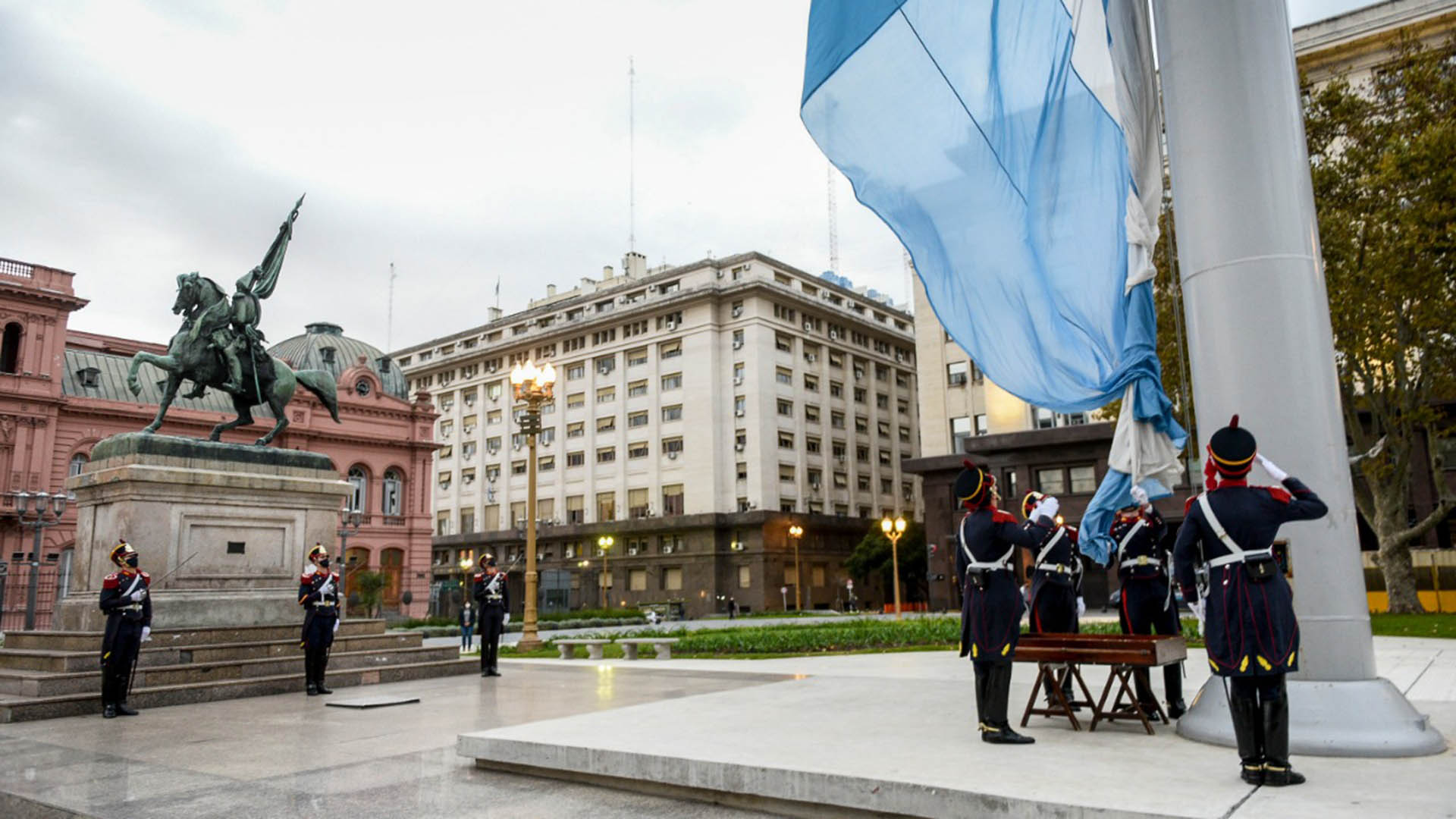 Los granaderos izaron la bandera en el mástil que está en el centro de la Plaza de Mayo