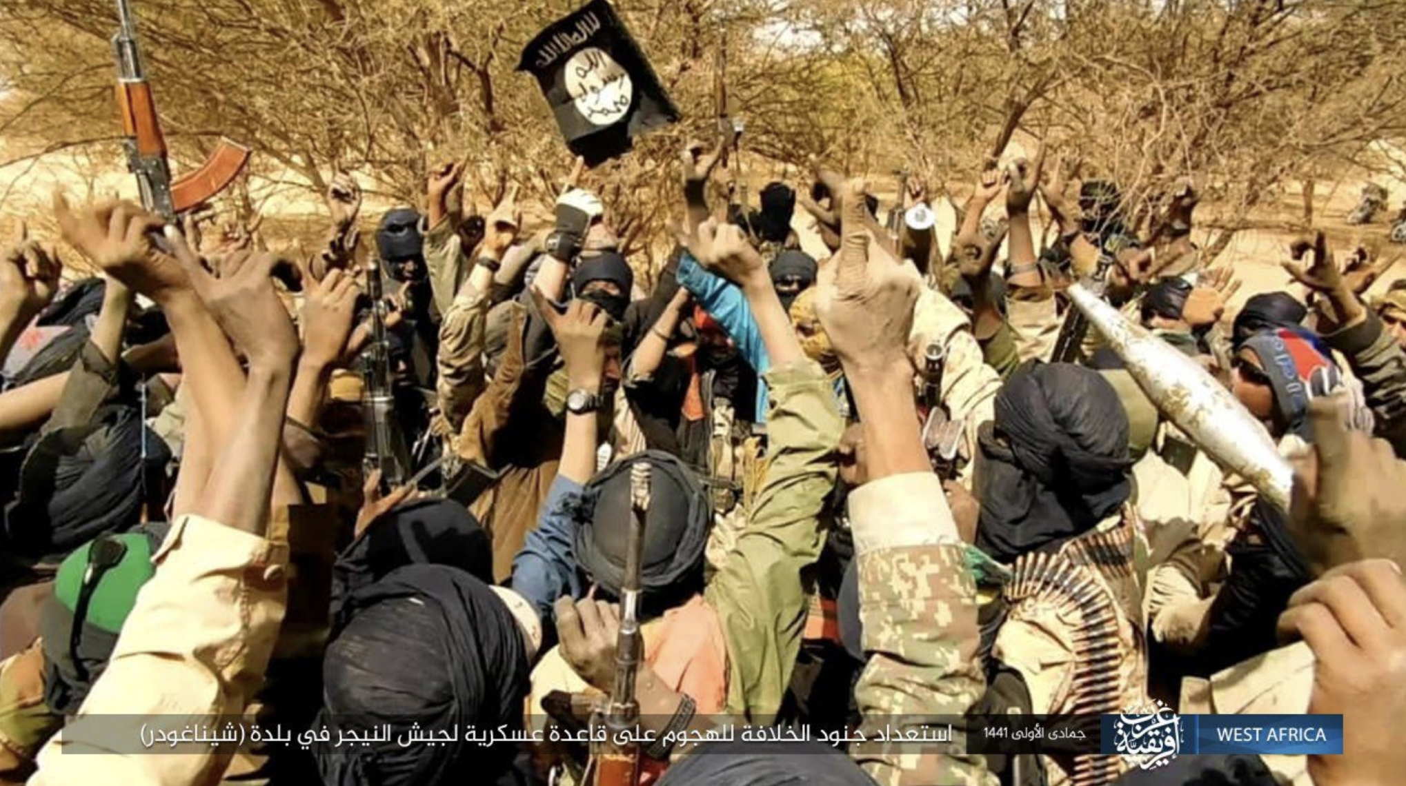 Milicianos de la filial del ISIS en Nigeria festejan la victoria sobre su rival interno de Boko Haram y la conquista de un amplio territorio selvático.