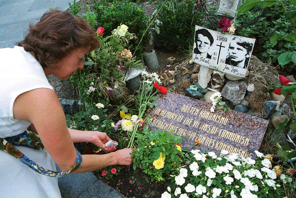 Velas en el memorial de Jan Palach y Jan Zajic, los jóvenes que rociaron sus cuerpos y se prendieron fuego para protestar contra la censura y represión de la Unión Soviética (Sean Gallup/Newsmakers)