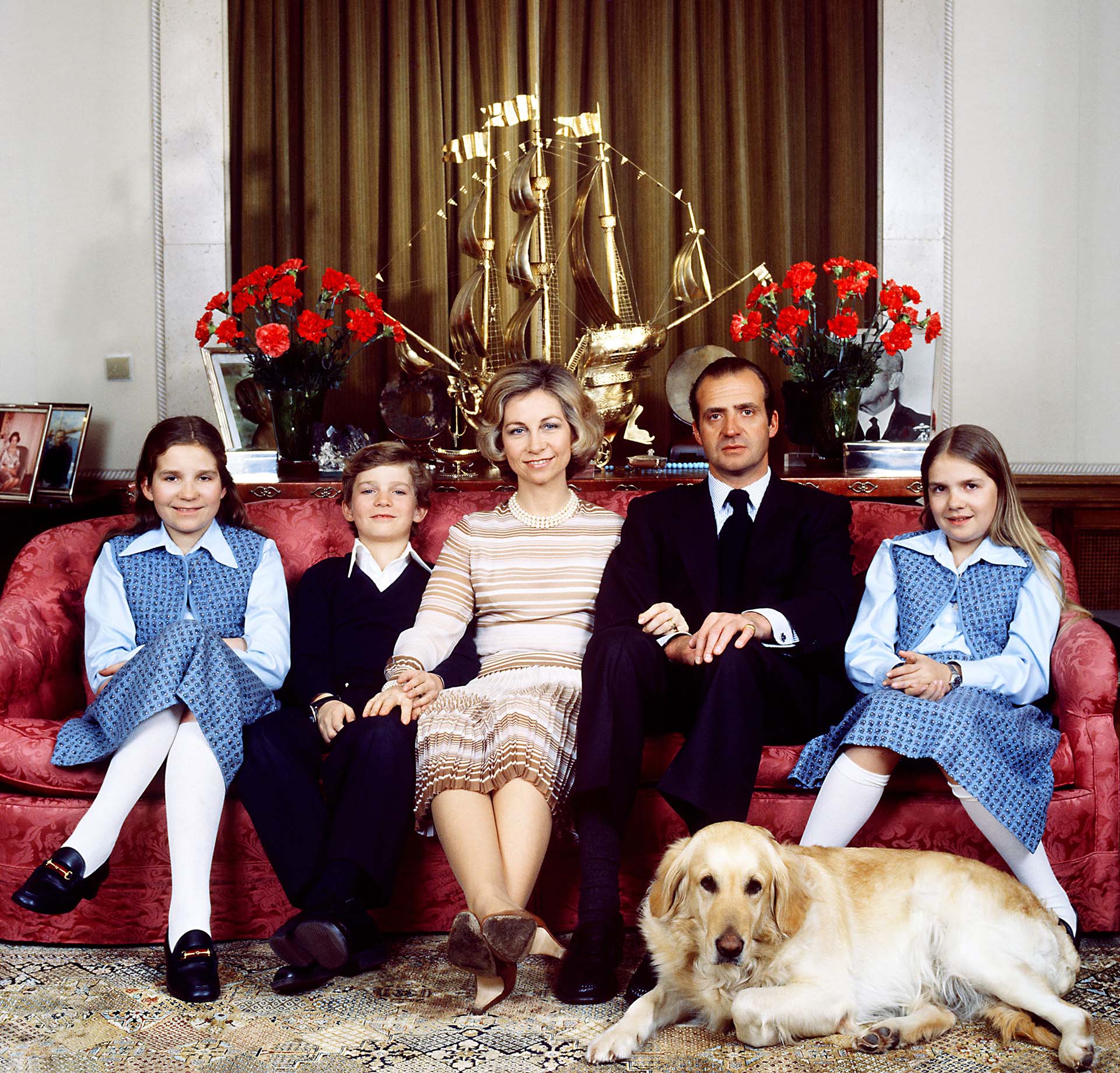 Sofía, Juan Carlos y sus hijos Elena, Felipe y Cristina en el Palacio de la Zarzuela (Shutterstock)