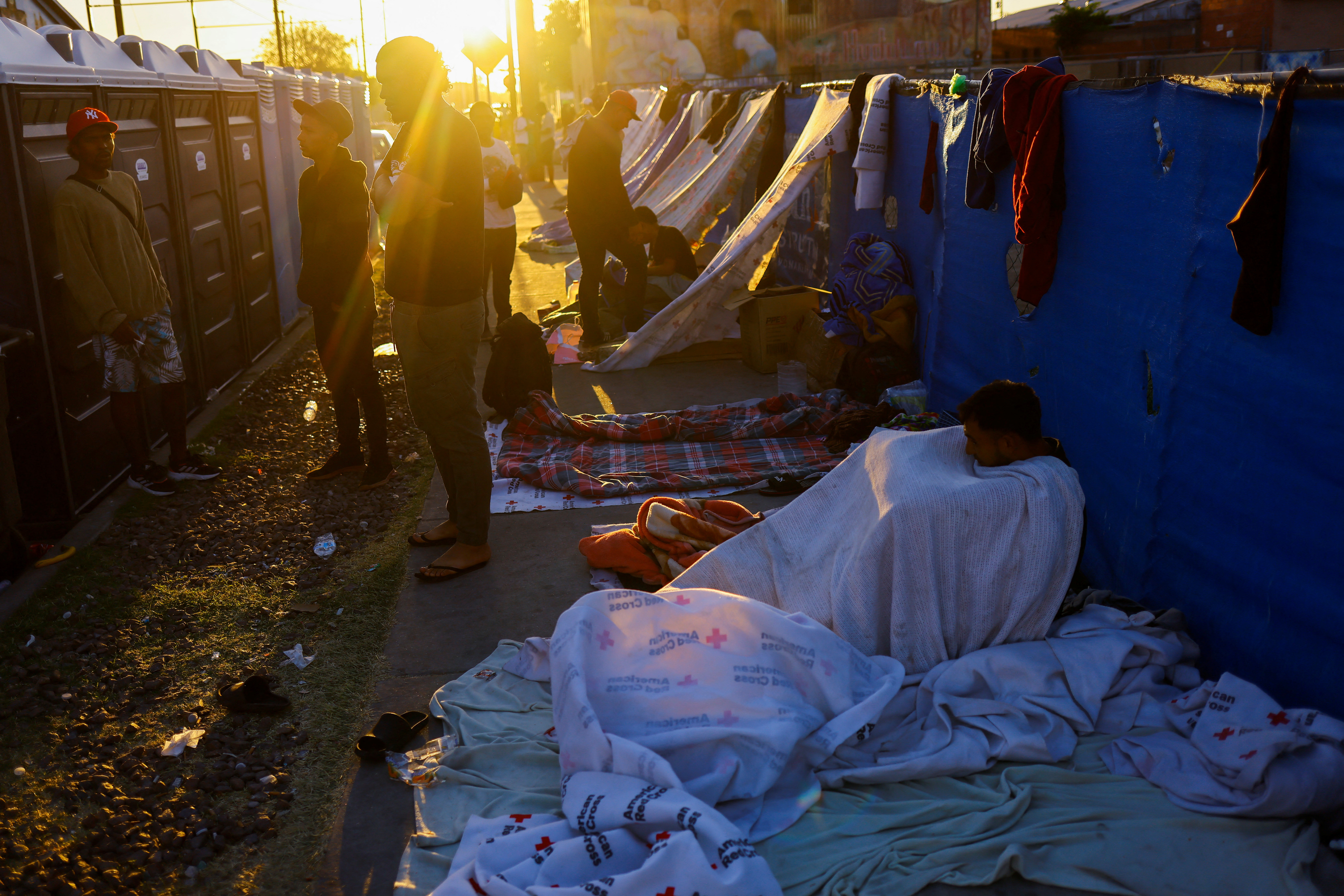 Migrantes acampan afuera de una iglesia en El Paso (Reuters)