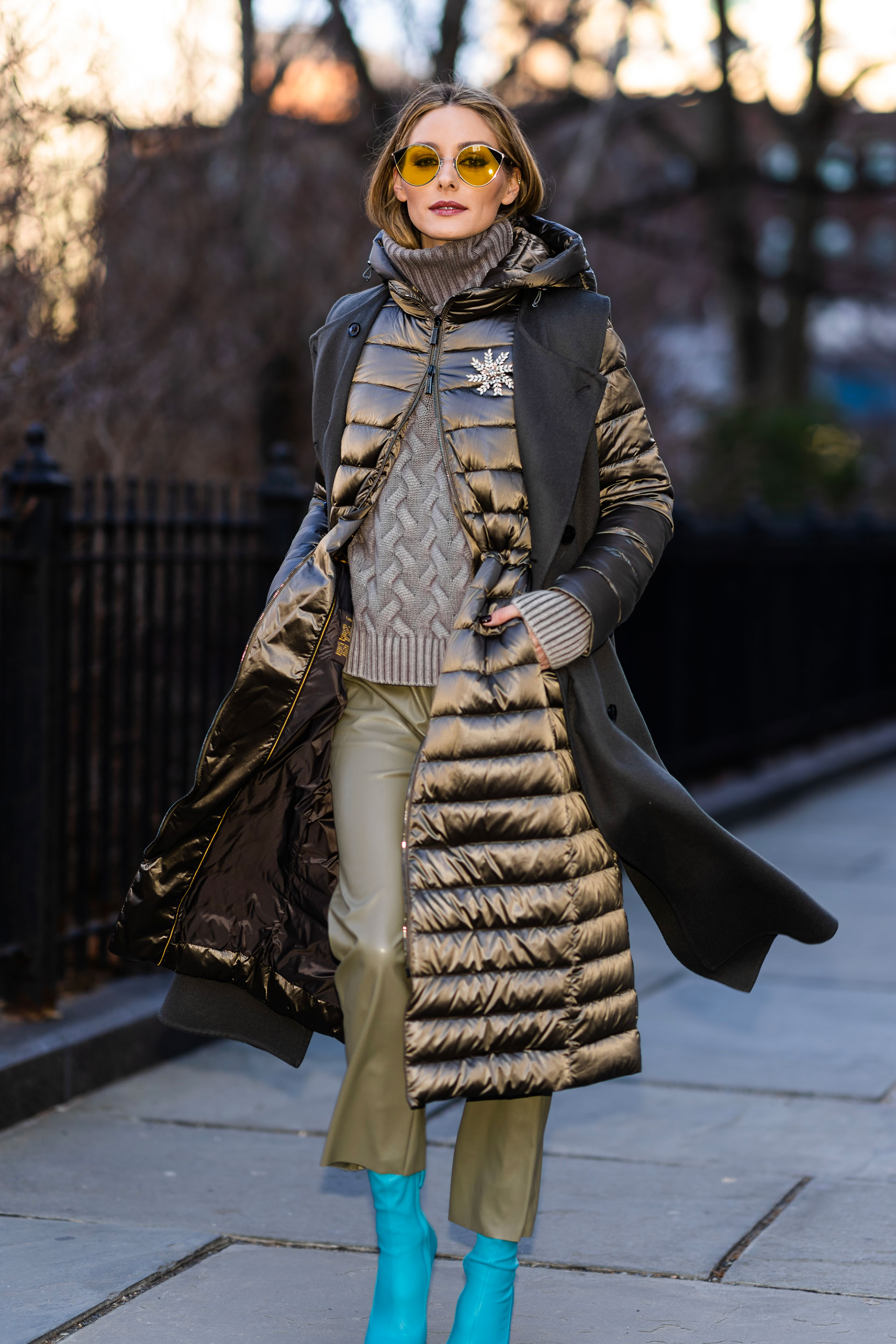 Olivia Palermo dio un paseo por las calles de Nueva York y marcó tendencia con su look: lució un chaleco largo negro de pana, un tapado verde de pluma, un sweater gris de lana, pantalón verde de cuero y botas color turquesa