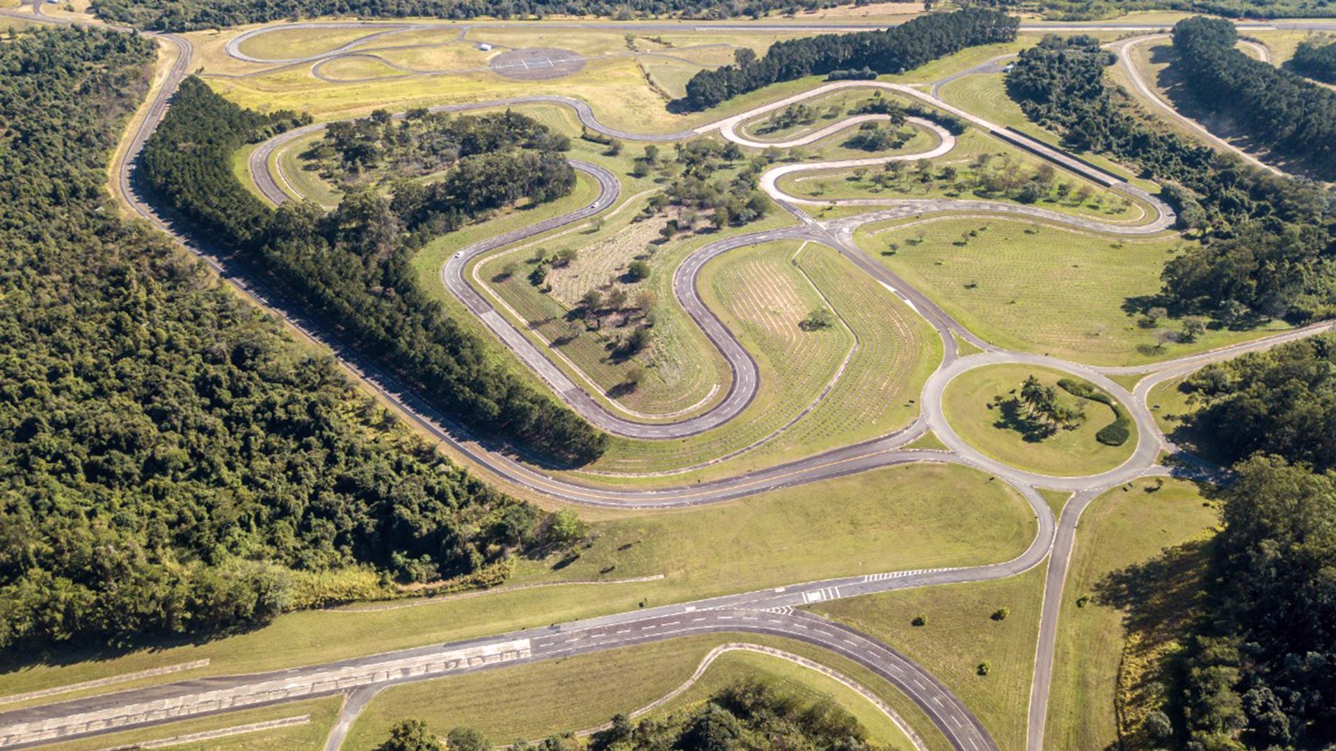 Una de las zonas más interesantes del Campo de Pruebas de Santa Cruz es la pista circular, de 4,3 km de extensión con un peralte de 56 grados