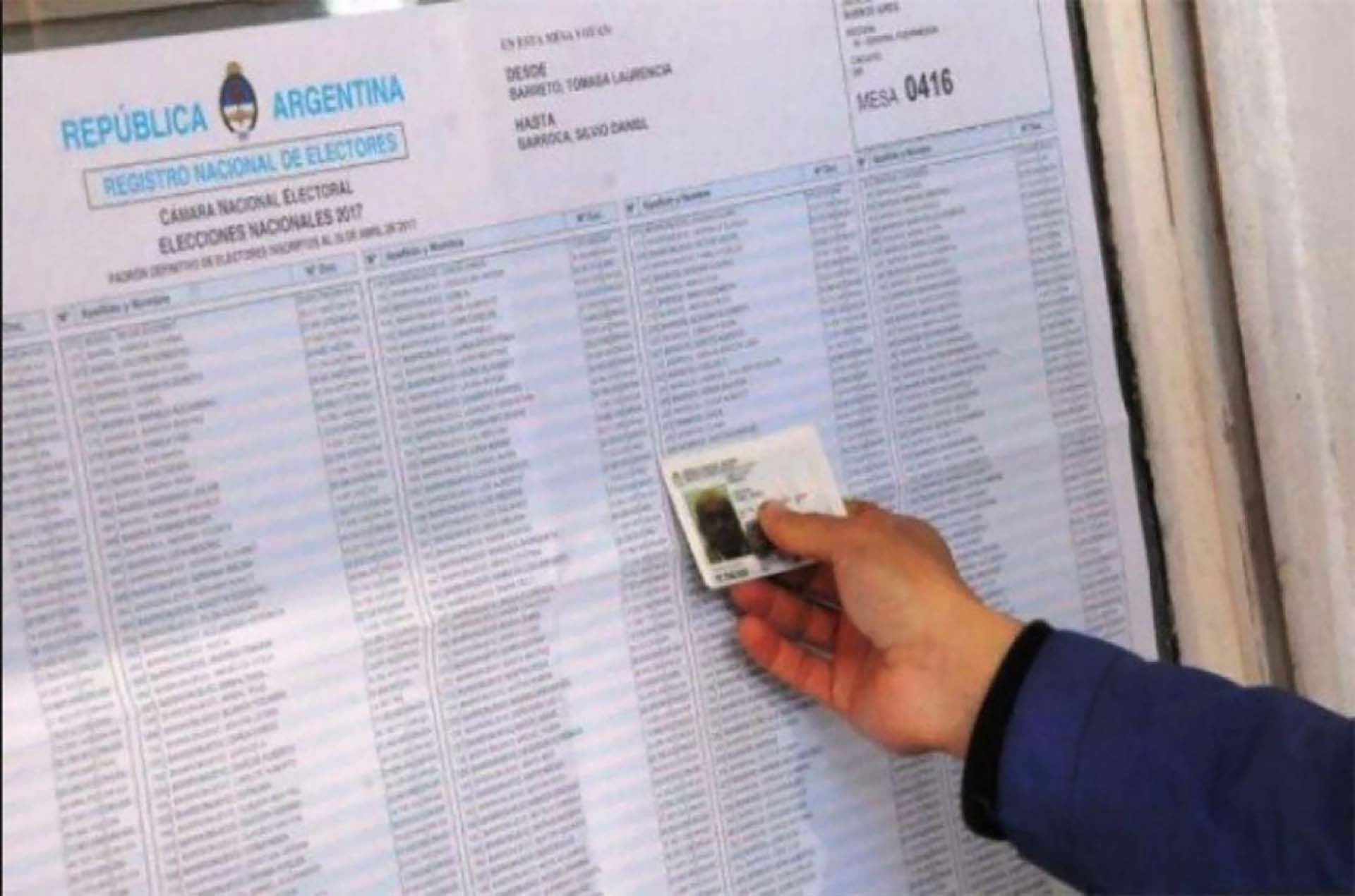 Para poder votar en las elecciones, los ciudadanos deben validar su identidad al momento de emitir su voto.