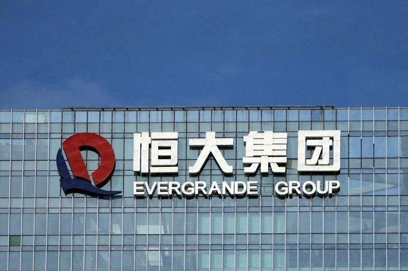 FOTO DE ARCHIVO: El logotipo del grupo China Evergrande en su sede en Shenzhen, provincia de Guangdong, China, el 26 de septiembre de 2021. REUTERS/Aly Song