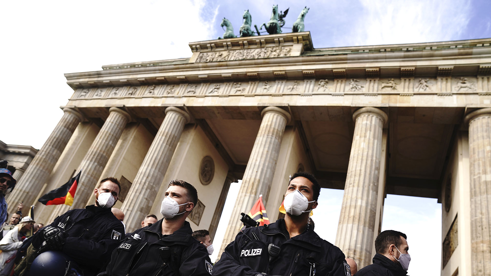 Policías controlando las marchas (Kay Nietfeld/dpa via AP)