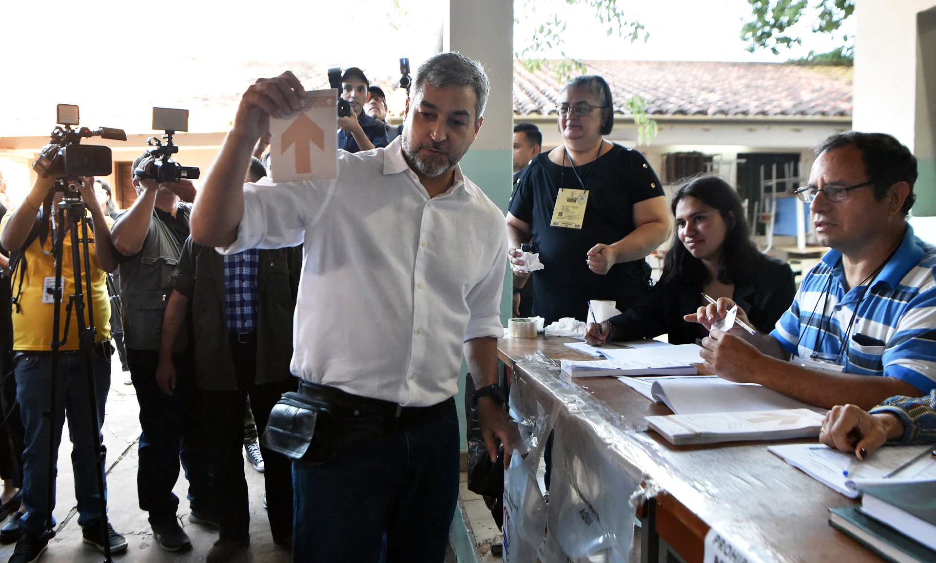 El voto de Mario Abdo en Asunción (AFP)