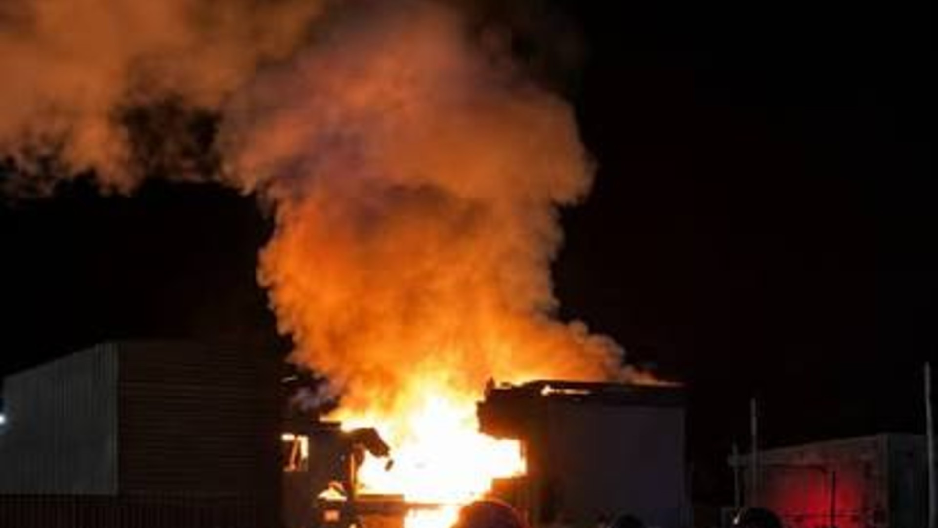 Explot&oacute; un edificio en Santa Cruz y buscan v&iacute;ctimas entre los escombros: un beb&eacute; y dos adultos murieron 