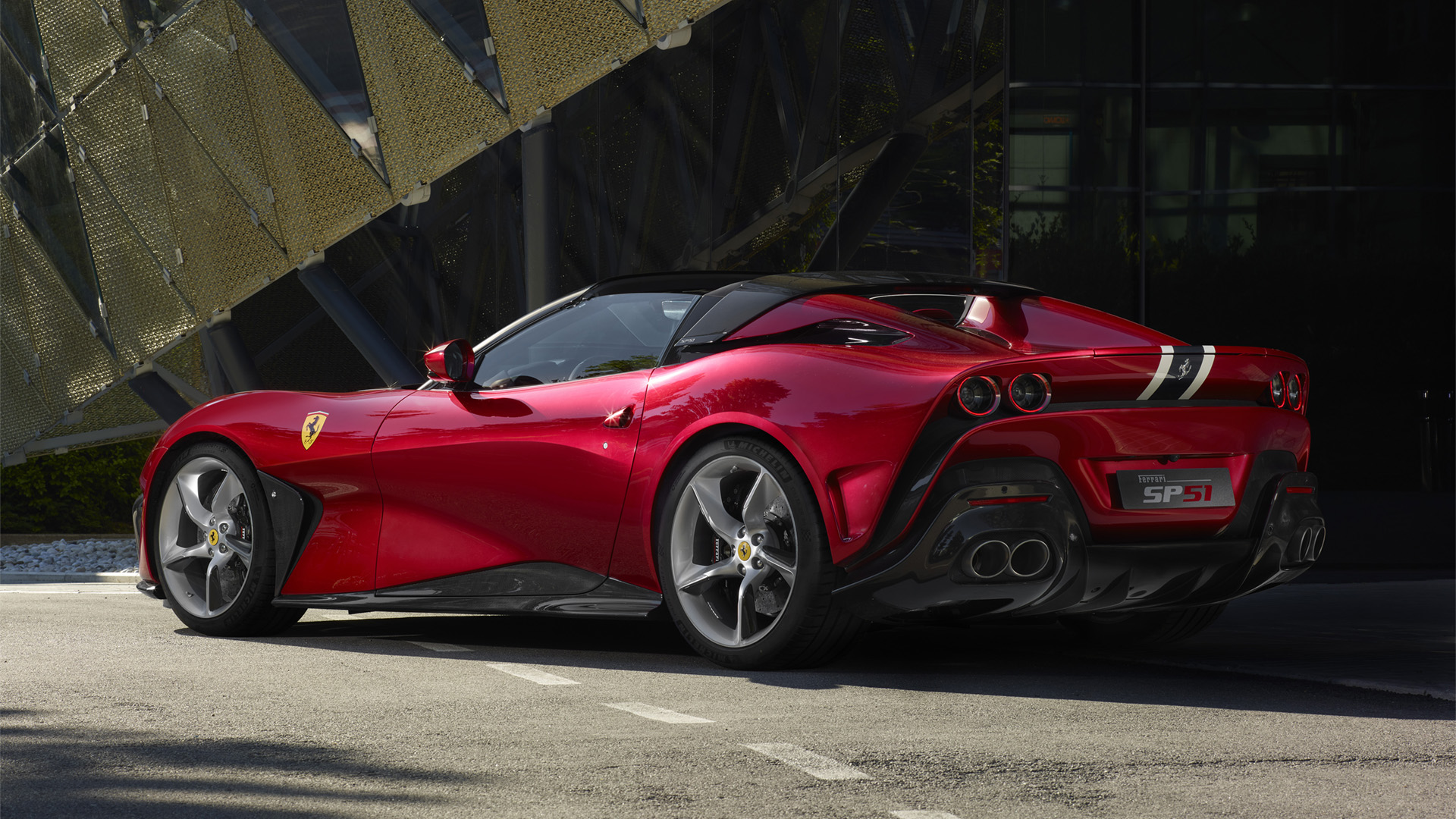 El diseño de la parte trasera de este Ferrari SP51 es probablemente el más logrado, con una disposición de formas muy elegantes y elaboradas