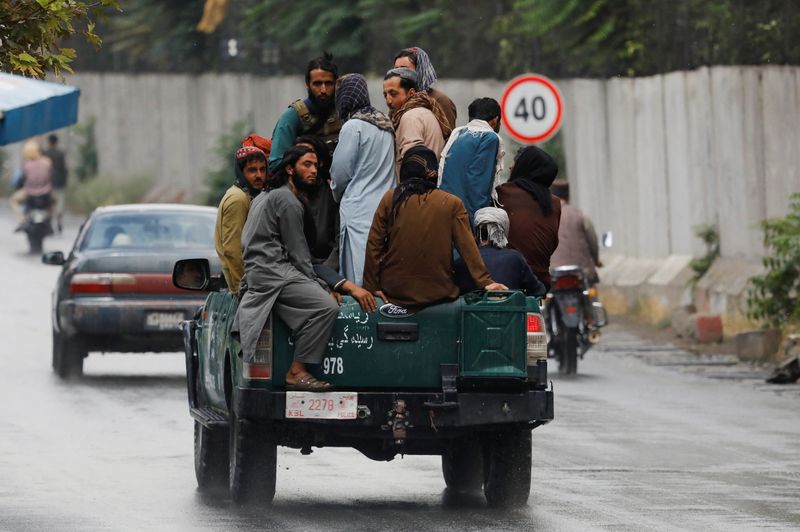 Combatientes talibanes en una calle tras la muerte del líder de Al Qaeda, Ayman al Zawahiri, en un ataque estadounidense durante el fin de semana, en Kabul.
