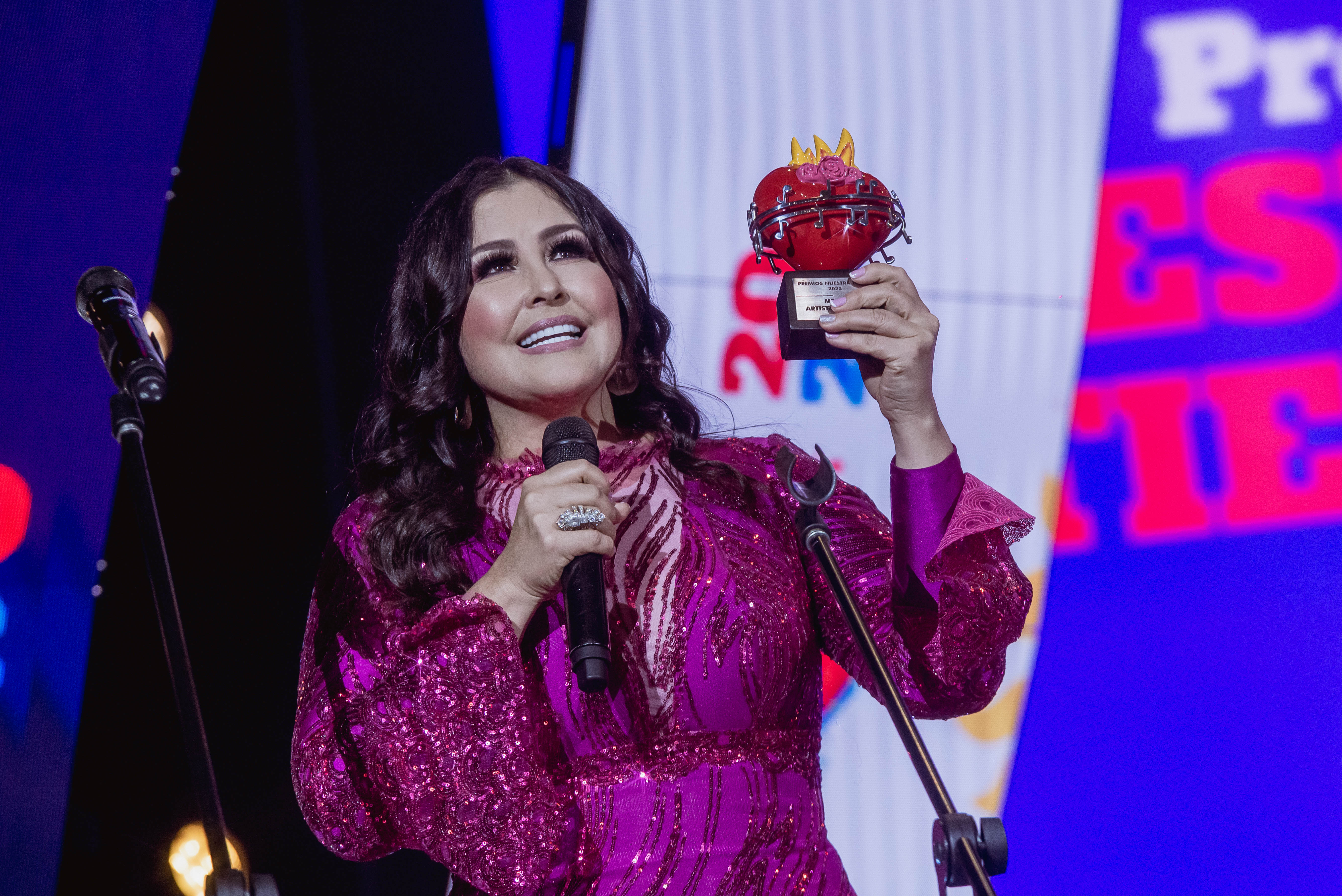 Arelys Henao recibió muy orgullosa su reconocimiento | Foto: Cortesía Premios Nuestra Tierra