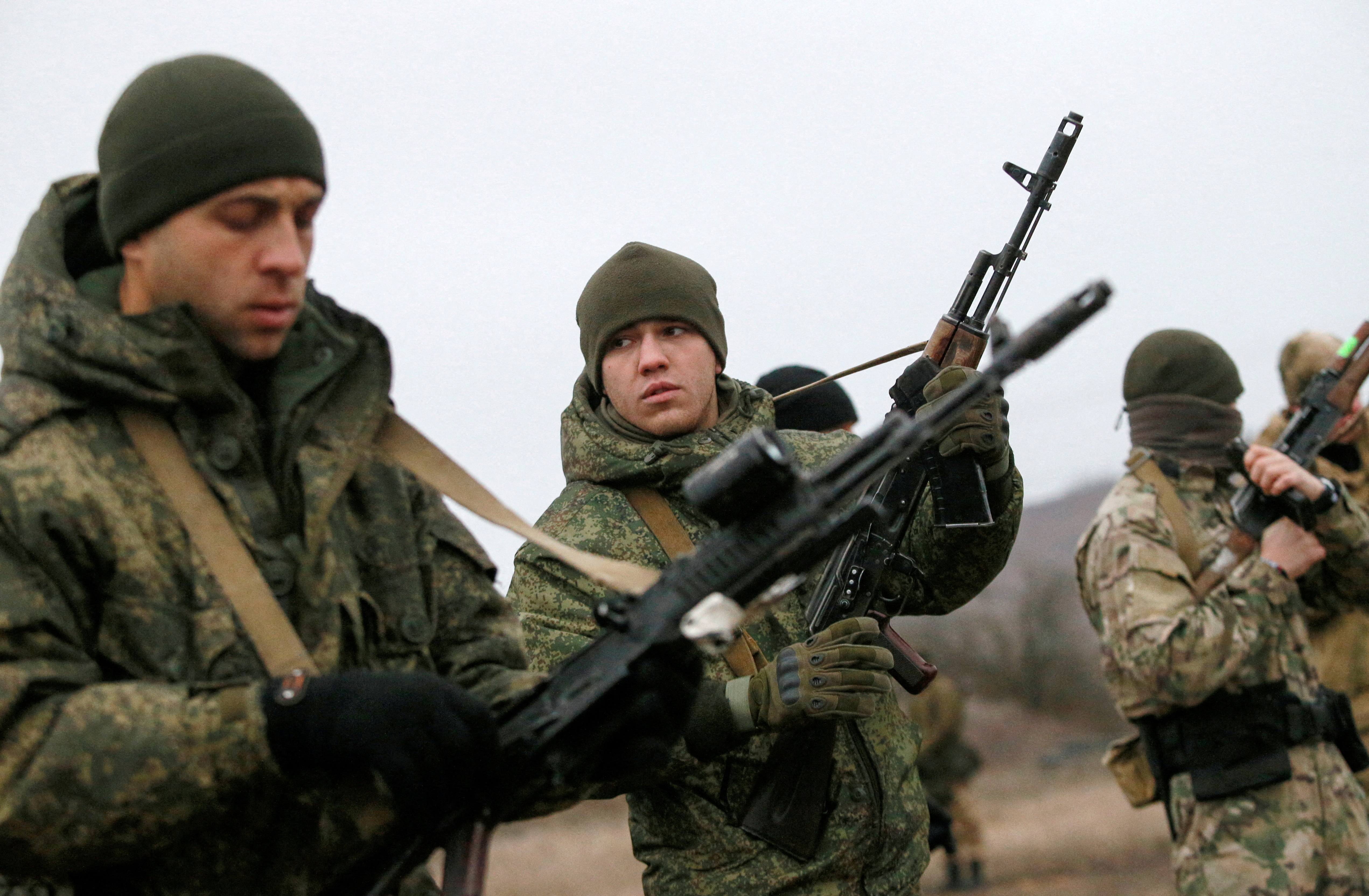 Militantes de la autoproclamada República Popular de Donetsk participan en ejercicios de tiro en un campo de tiro en las afueras de Donetsk, Ucrania, el 14 de diciembre de 2021. (REUTERS/Alexander Ermochenko/Foto de archivo)