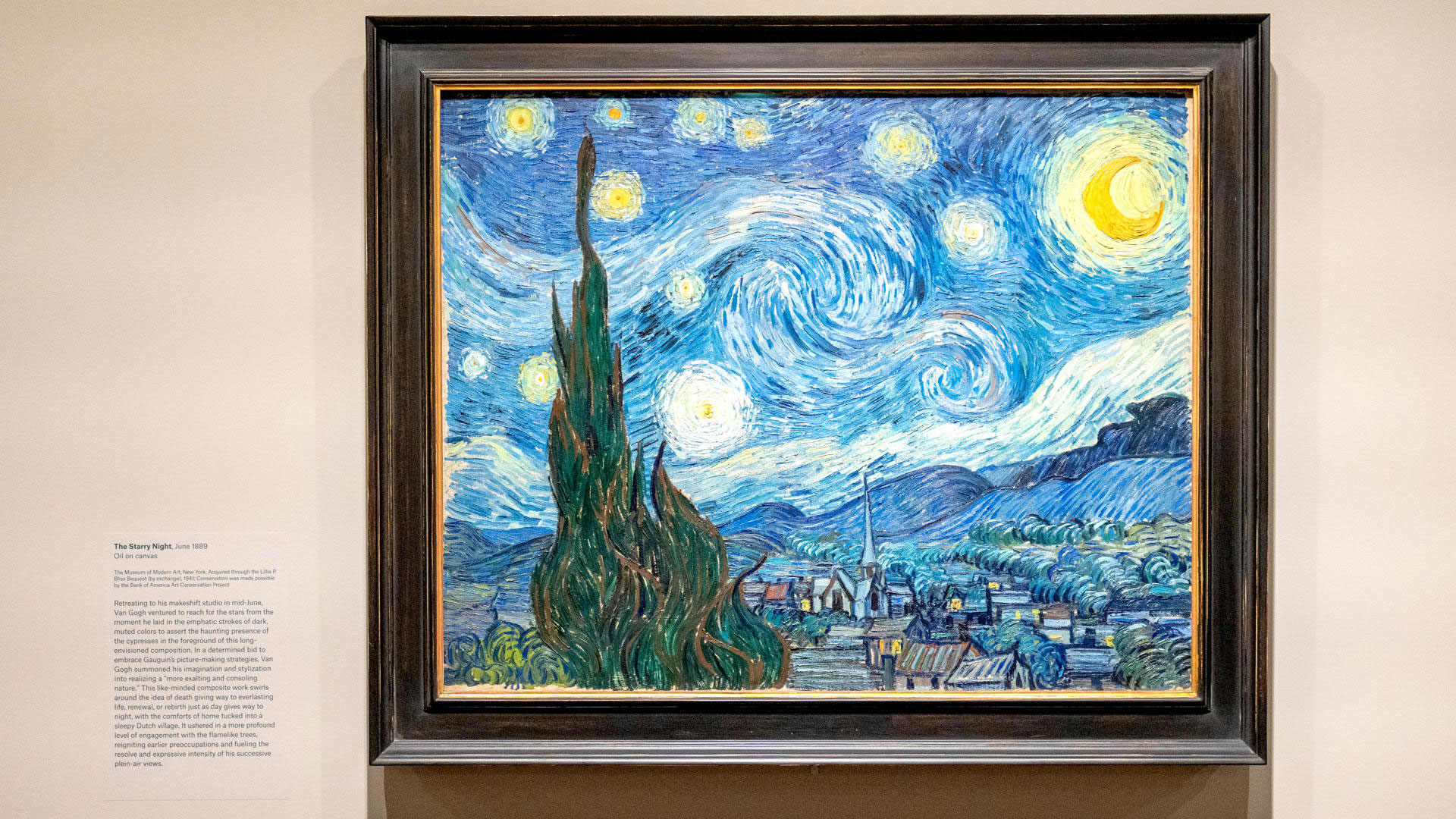 La obra "Noche estrellada", de Vincent Van Gogh, que forma parte de la muestra "Van Gogh's Cypresses", en el Met (EFE/Ángel Colmenares)
