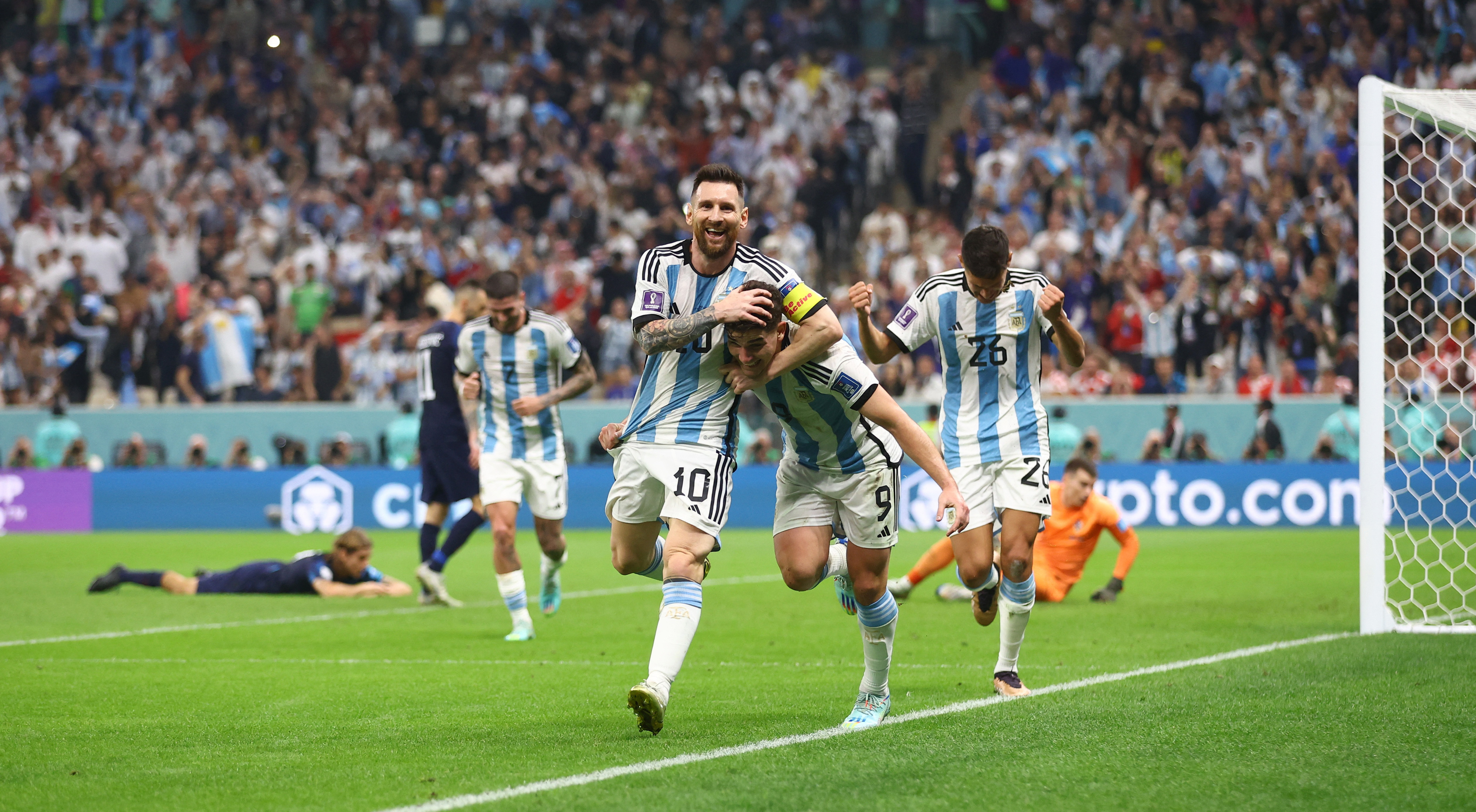 Lionel Messi celebra junto a Julián Álvarez el segundo gol de la Argentina ante Croacia por la semifinal del Mundial Qatar 2022 (REUTERS/Carl Recine)
