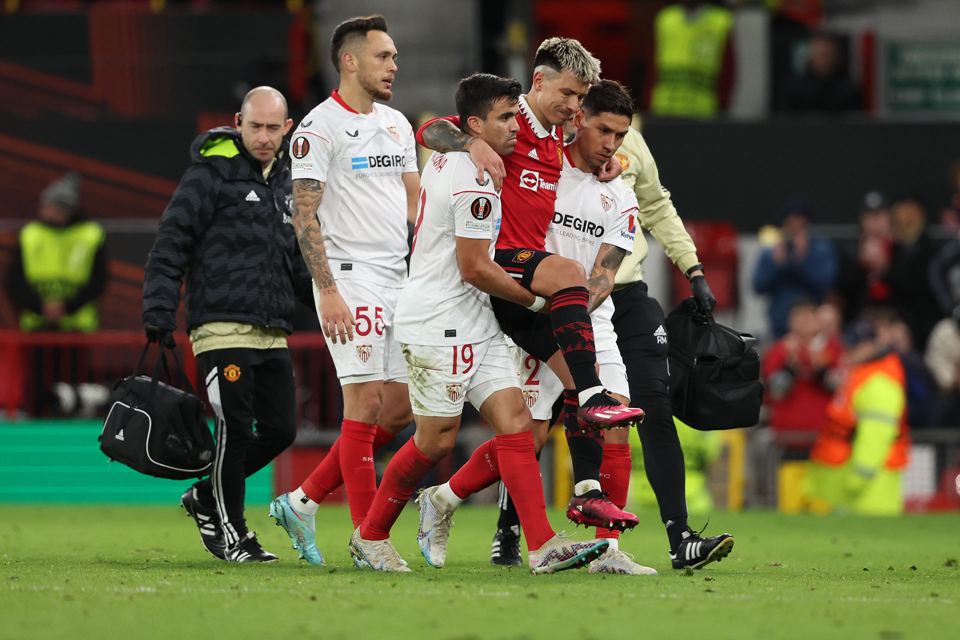 Lisandro Martínez sufrió una dolorosa lesión y fue asistido por Montiel y Acuña en el empate entre Manchester United y Sevilla - Infobae