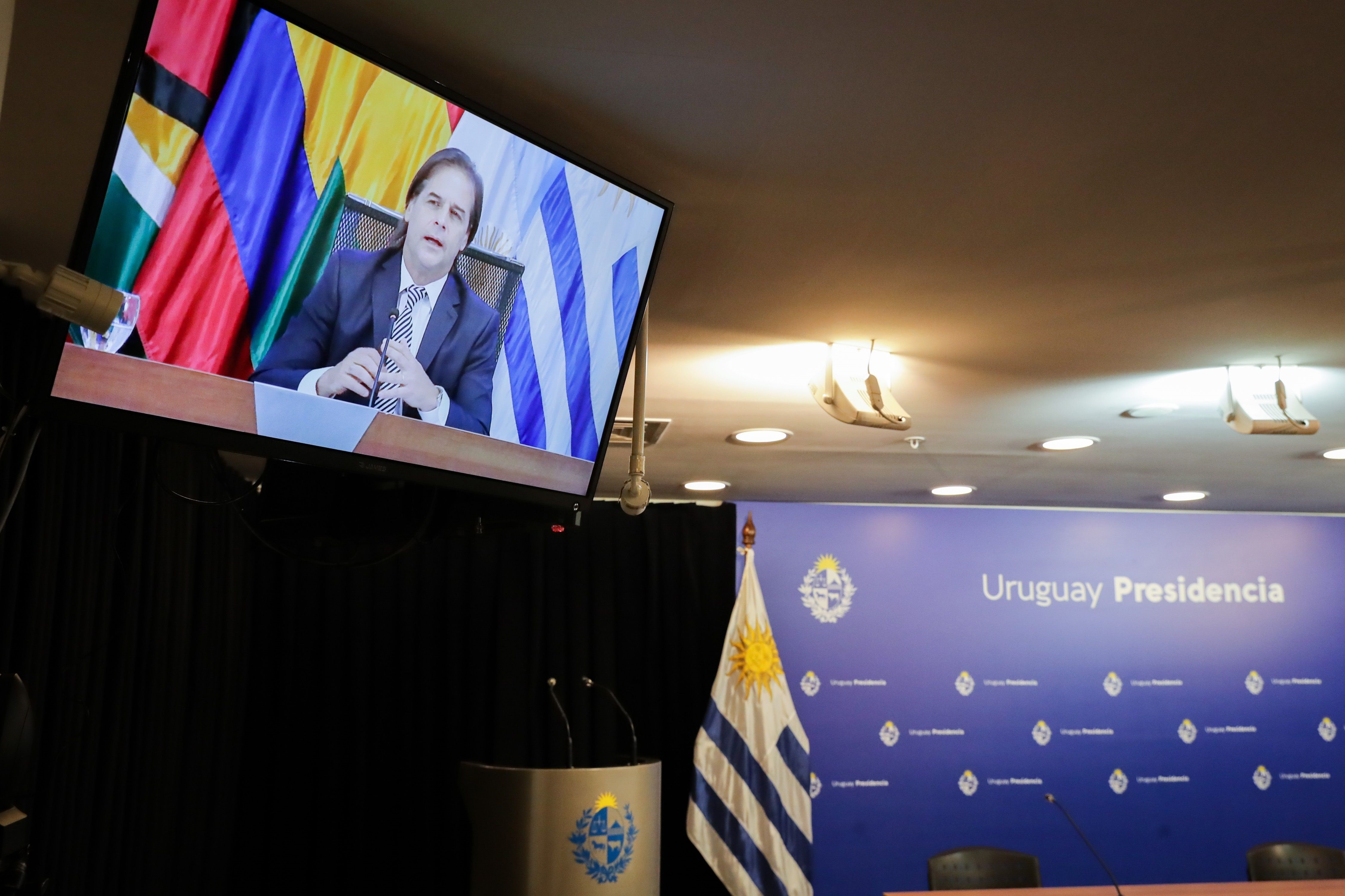 Fotografía de un televisor que muestra al presidente de Uruguay, Luis Lacalle Pou, durante su intervención en la LVII Reunión Ordinaria del Consejo del Mercado Común (CMC) hoy, en Montevideo (Uruguay) (EFE/ Raúl Martínez)
