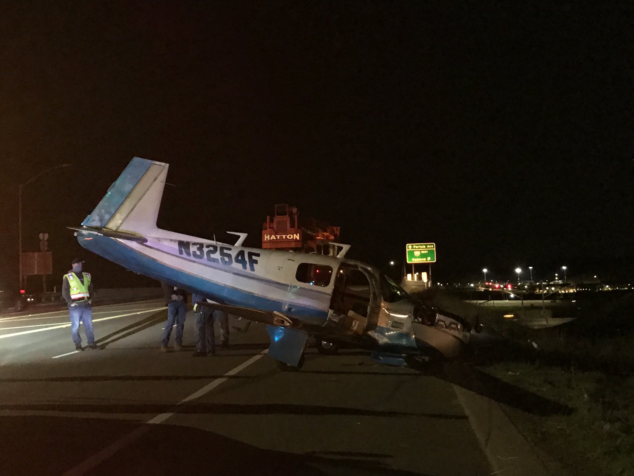 Avioneta realiza aterrizaje de emergencia y cae sobre un coche en una autopista de Florida