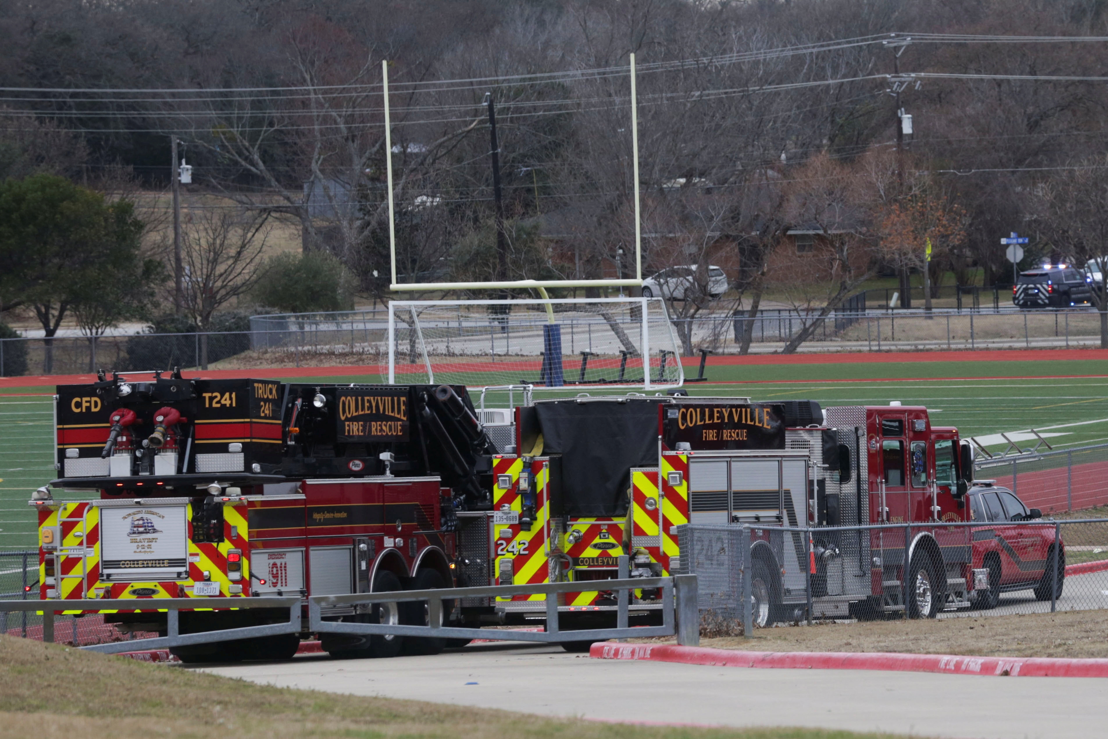 Equipos de respuestas en emergencias cerca del área donde un hombre parece haber tomado rehenes en una sinagoga, en Colleyville, Texas, Estados Unidos (REUTERS/Shelby Tauber)