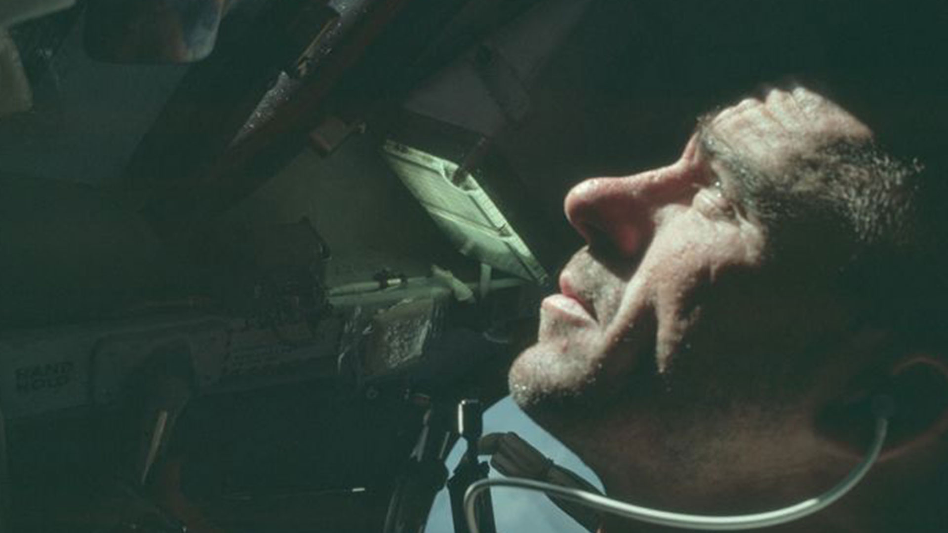 El astronauta Walter Cunningham, piloto del módulo lunar del Apolo 7, es fotografiado durante la misión en octubre de 1968 (NASA/Handout vía Reuters)