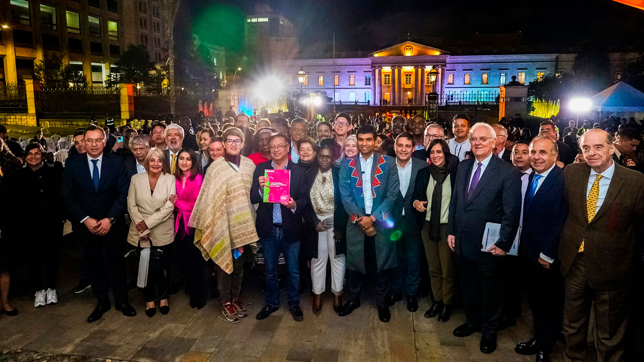 El presidente Gustavo Petro y su gabinete presentaron el PND desde la Plaza de Núñez en Bogotá. Foto: Presidencia