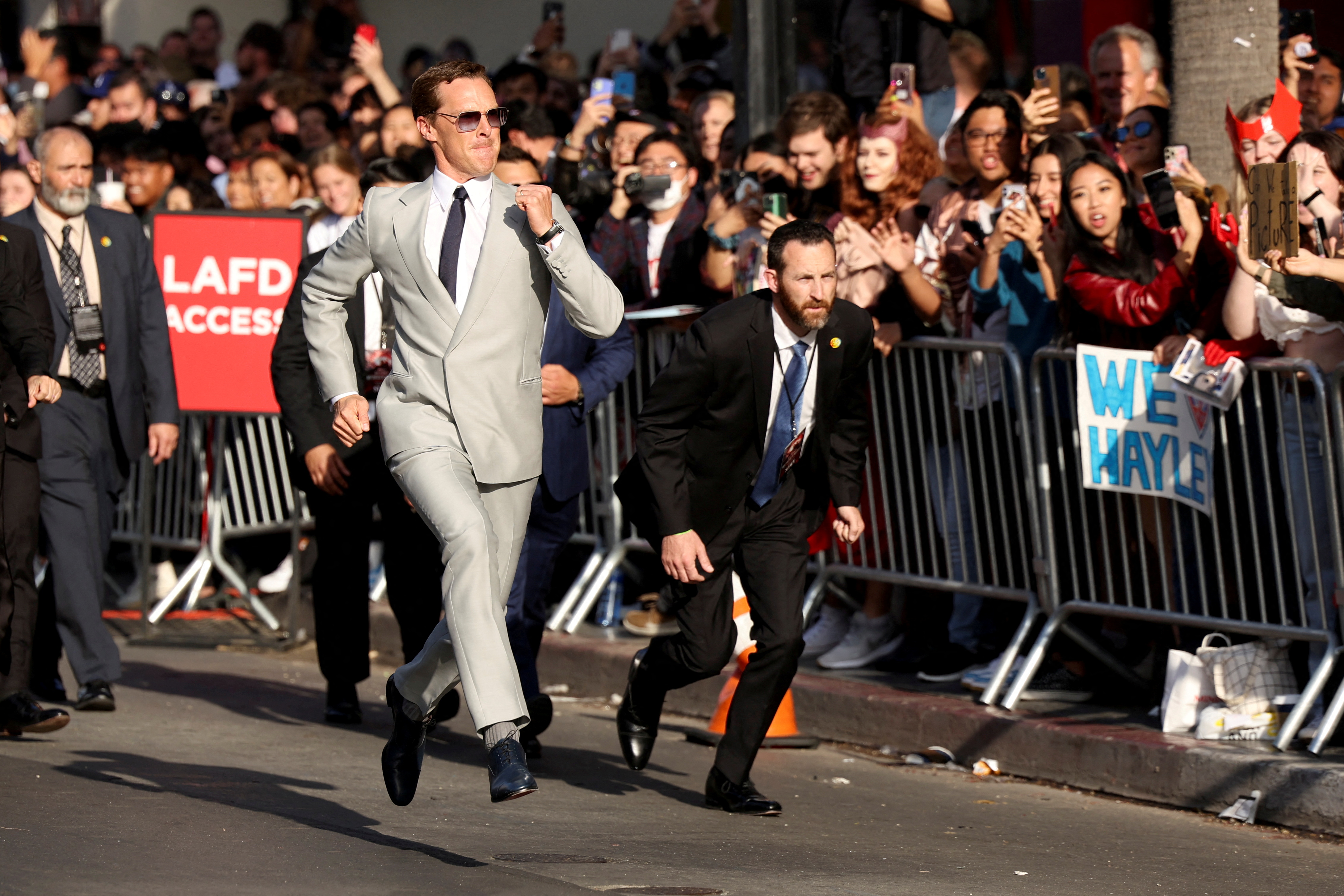 Una imagen que recorrió el mundo, Benedict Cumberbatch llegó corriendo a la premiere de Los Ángeles, de la película que protagoniza, Doctor Strange en el multiverso de la locura (REUTERS/Mario Anzuoni/File Photo)